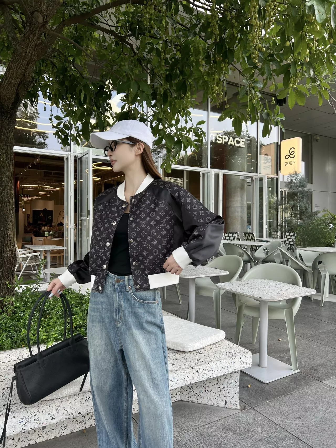 루이비통 올오버 모노그램 배색 버튼 재킷 상세 이미지 24