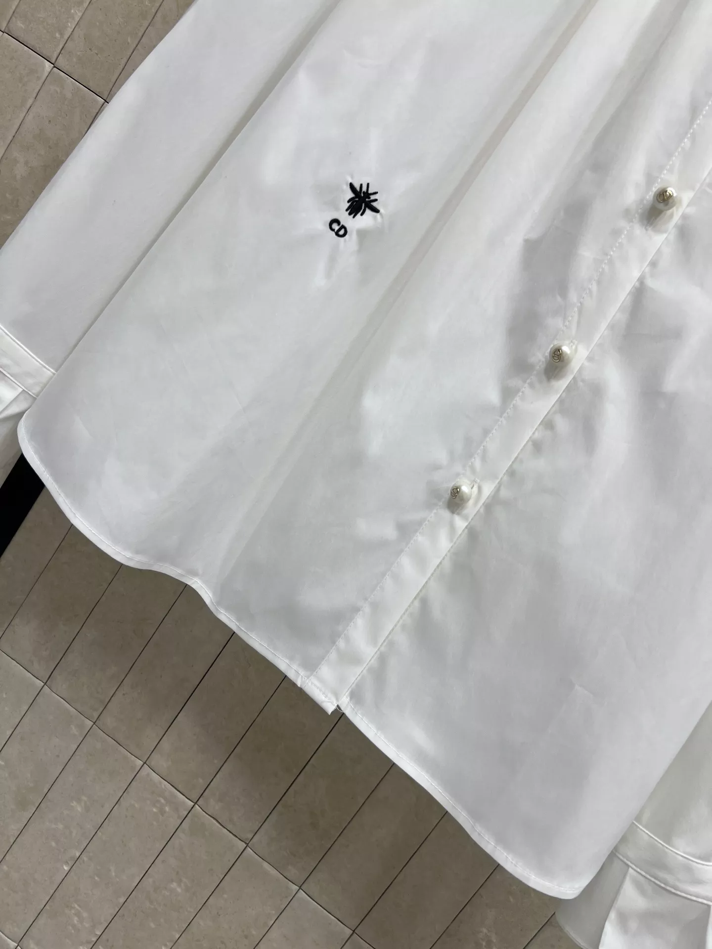 디올 진주 버튼 스탠드칼라 셔츠 상세 이미지 4