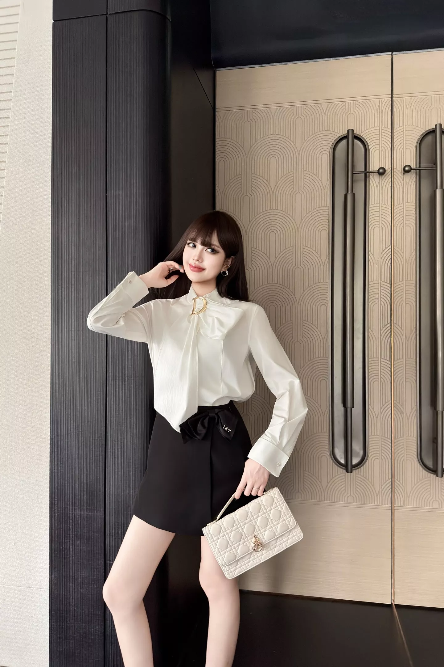 디올 메탈 장식 타이 긴소매 셔츠 상세 이미지 56