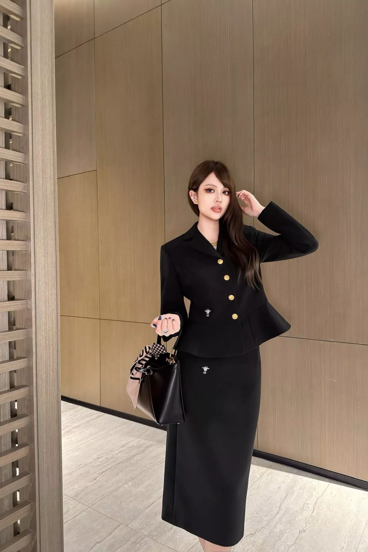 디올 골드 버튼 크롭 재킷 투피스 상세 이미지 34