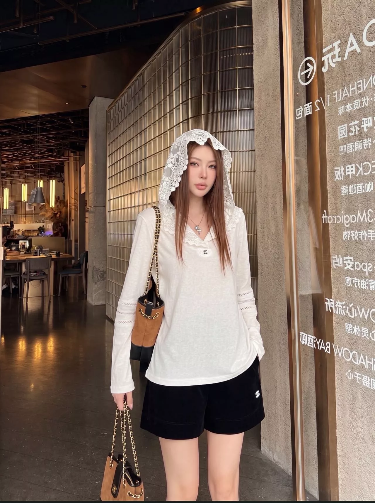 셀린느 레이스 후드 자수 로고 긴소매 티셔츠 상세 이미지 15