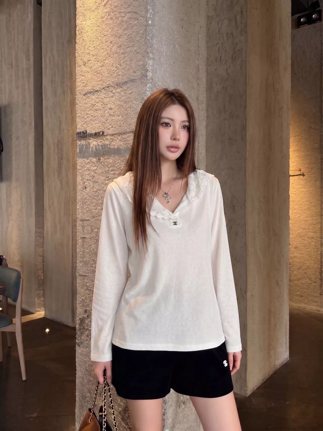 셀린느 레이스 후드 자수 로고 긴소매 티셔츠 상세 이미지 18