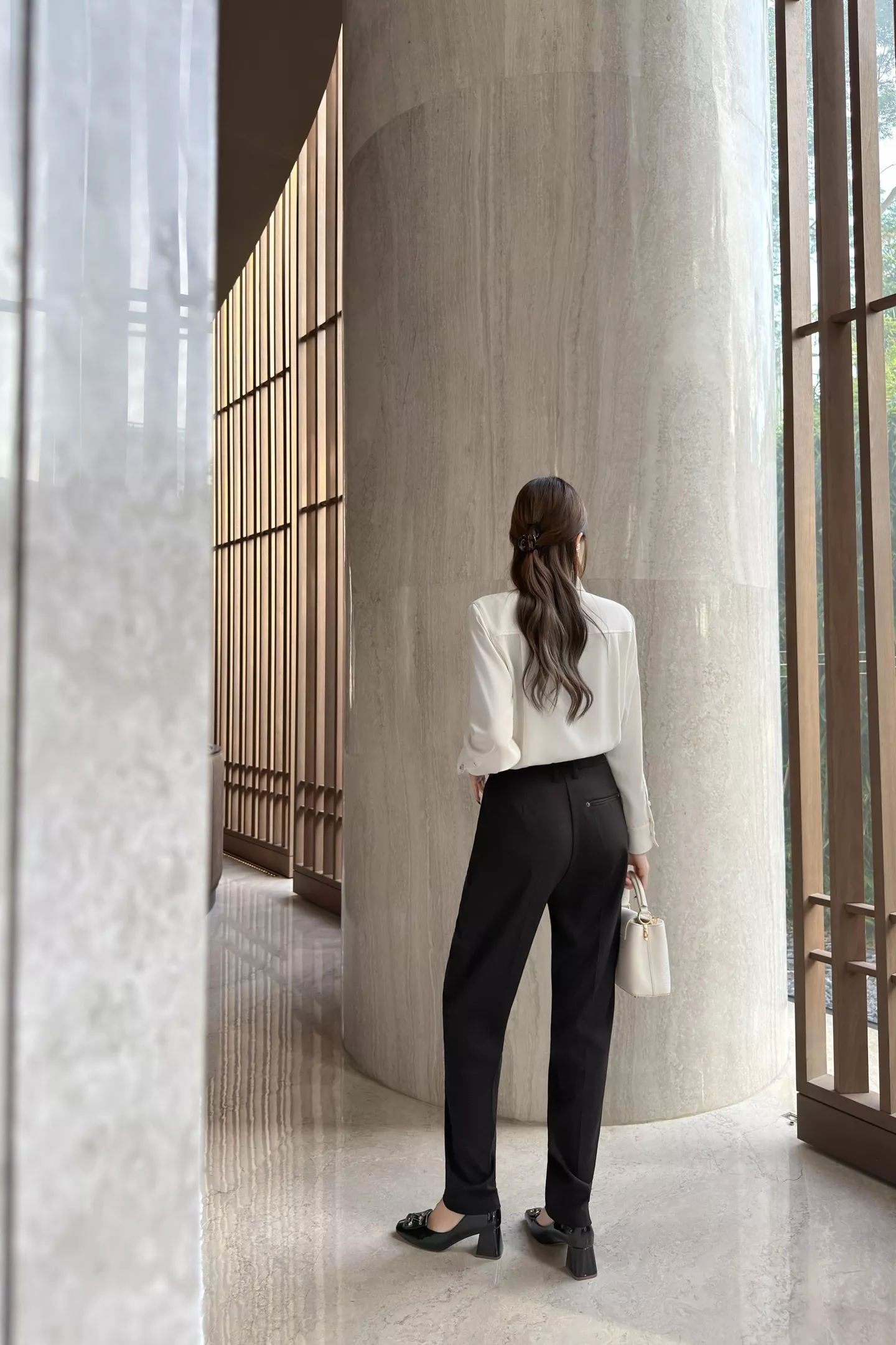 로에베 플리츠 장식 스카프 블라우스 상세 이미지 21
