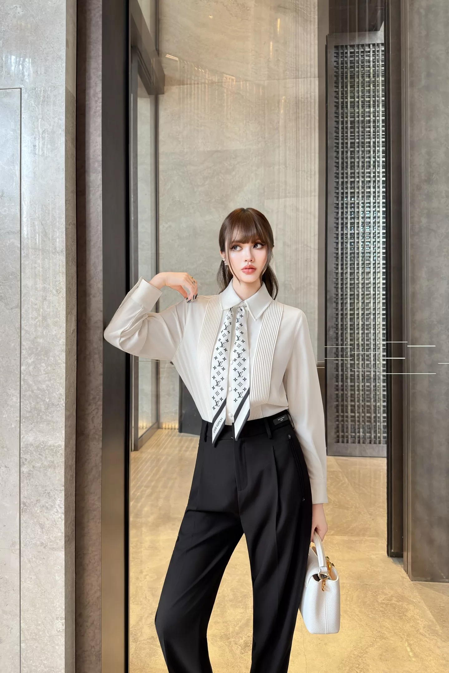 로에베 플리츠 장식 스카프 블라우스 상세 이미지 17