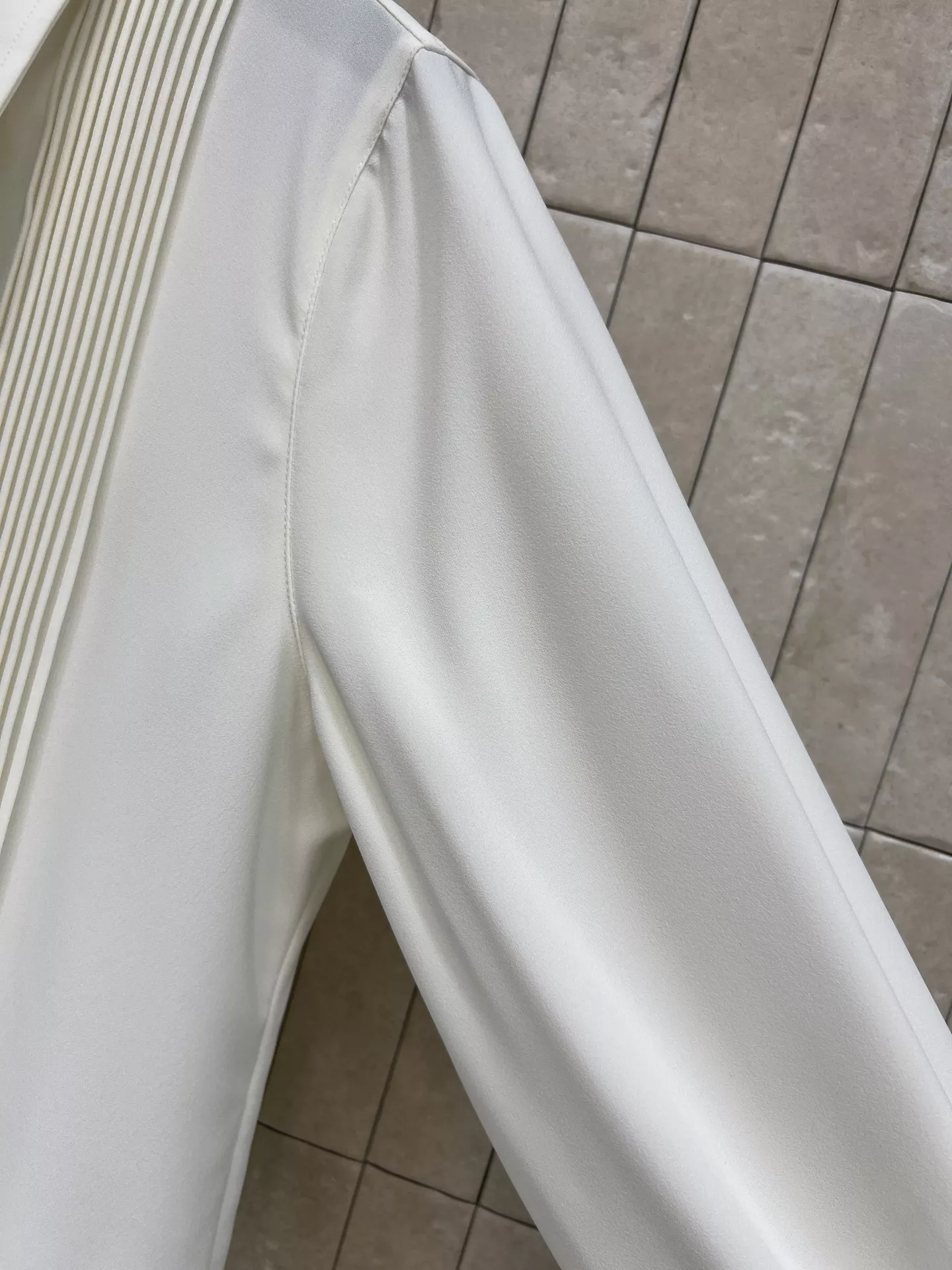 로에베 플리츠 장식 스카프 블라우스 상세 이미지 5