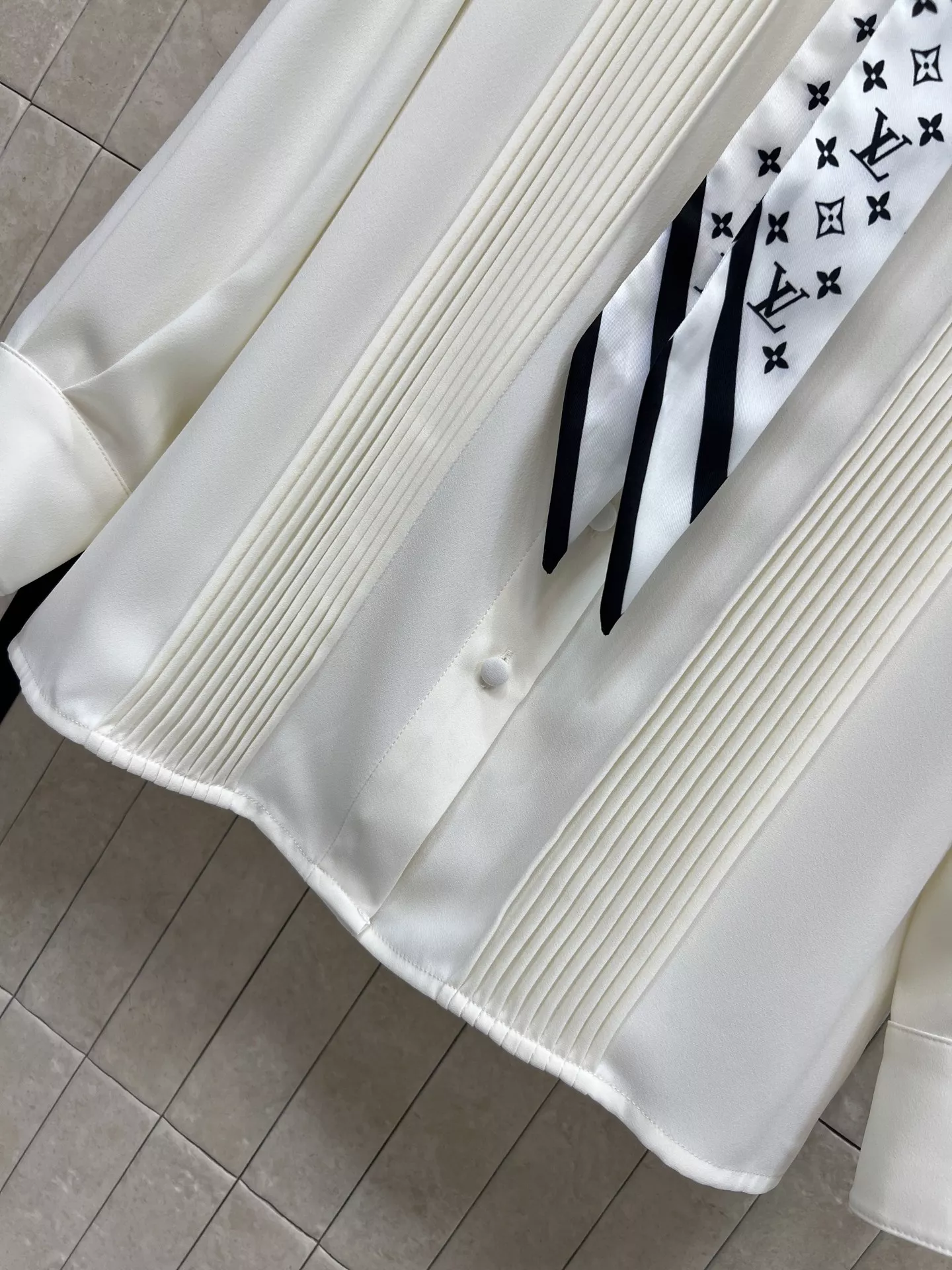 로에베 플리츠 장식 스카프 블라우스 상세 이미지 4