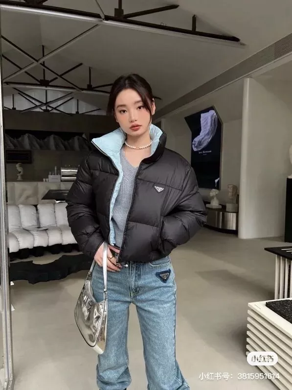 프라다 하이넥 크롭 배색 쇼트 패딩 상세 이미지 24