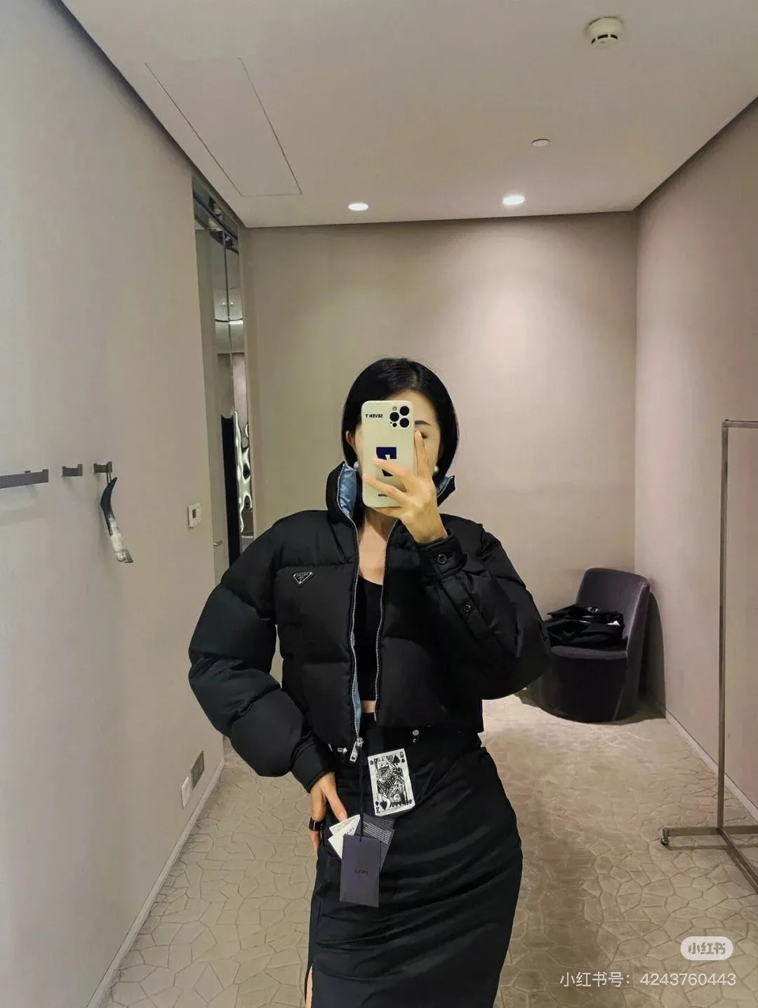 프라다 하이넥 크롭 배색 쇼트 패딩 상세 이미지 19
