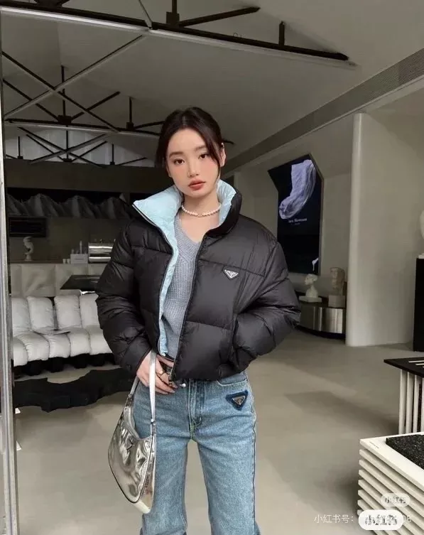 프라다 하이넥 크롭 배색 쇼트 패딩 상세 이미지 22