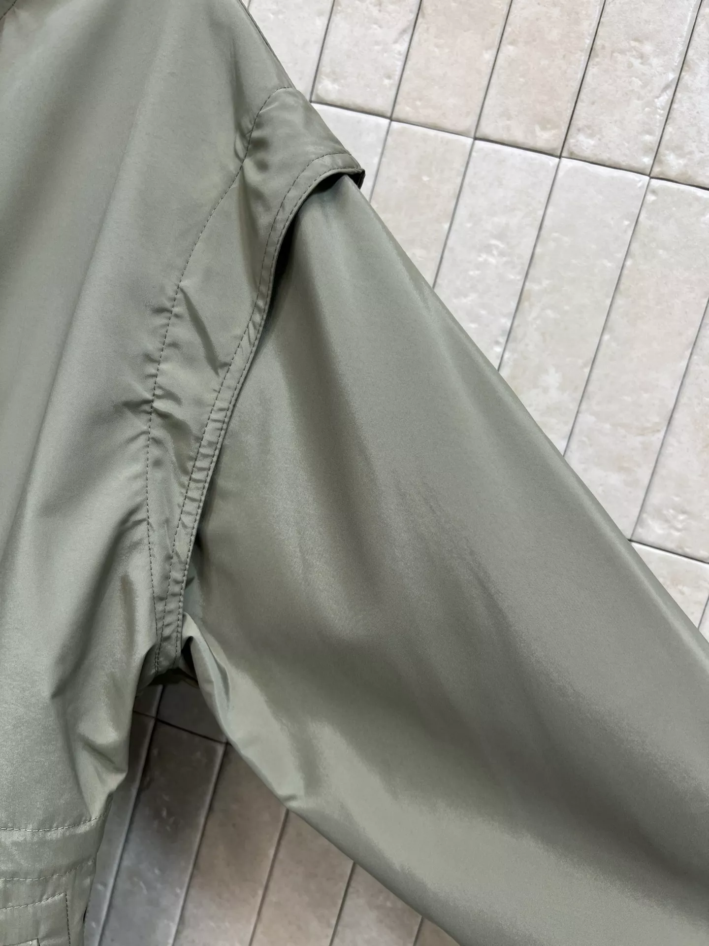 로에베 후드 스트링 롱 윈드 재킷 상세 이미지 3