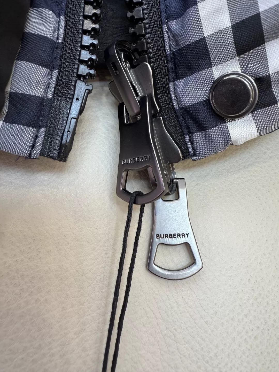버버리 체크 패턴 양면 구스다운 패딩 조끼 상세 이미지 8