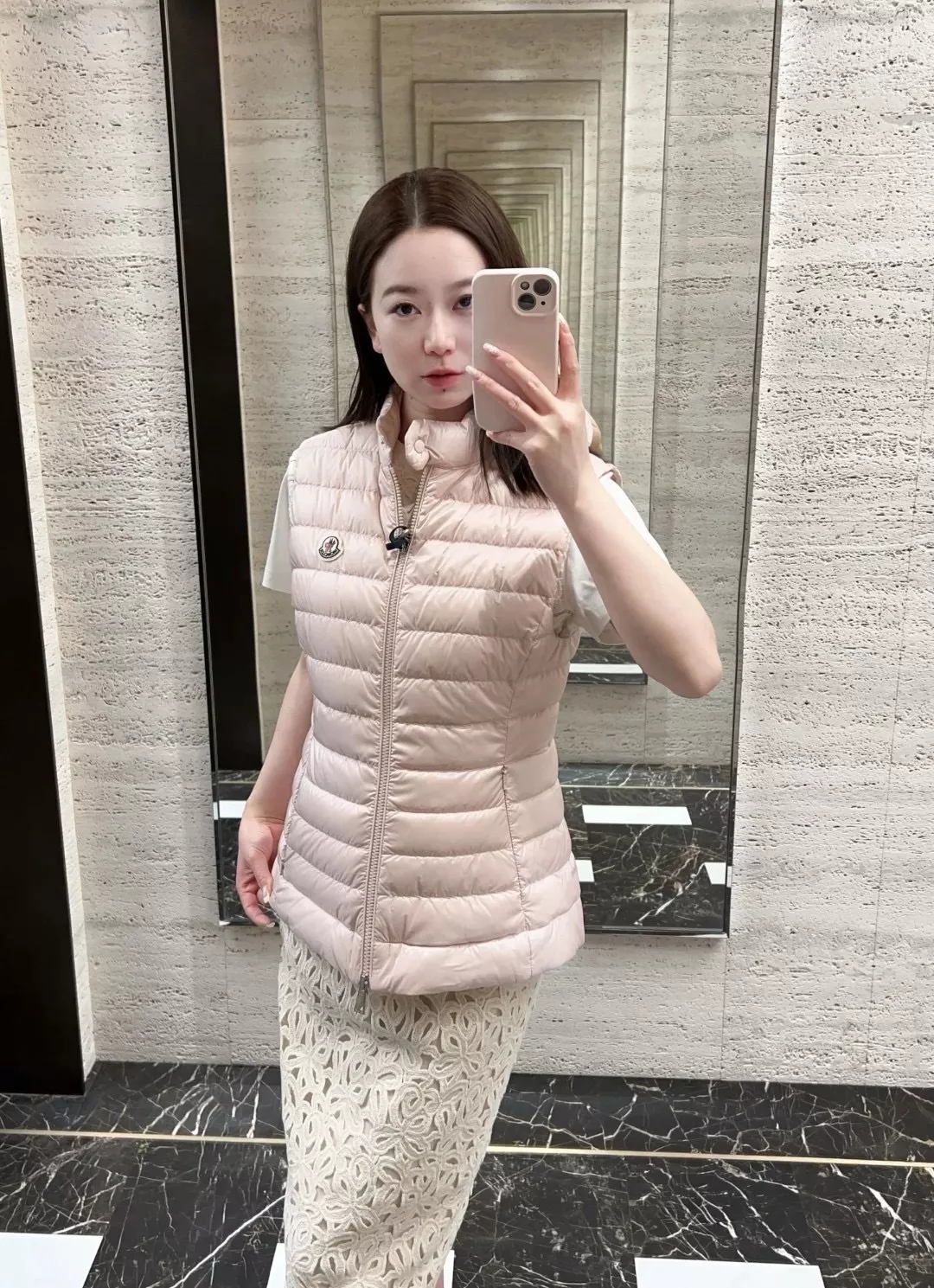 몽클레어 슬림핏 화이트 구스다운 패딩 조끼 상세 이미지 18
