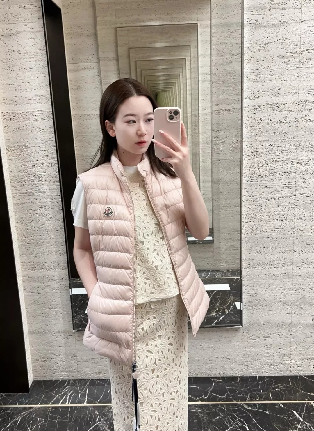 몽클레어 슬림핏 화이트 구스다운 패딩 조끼 상세 이미지 20