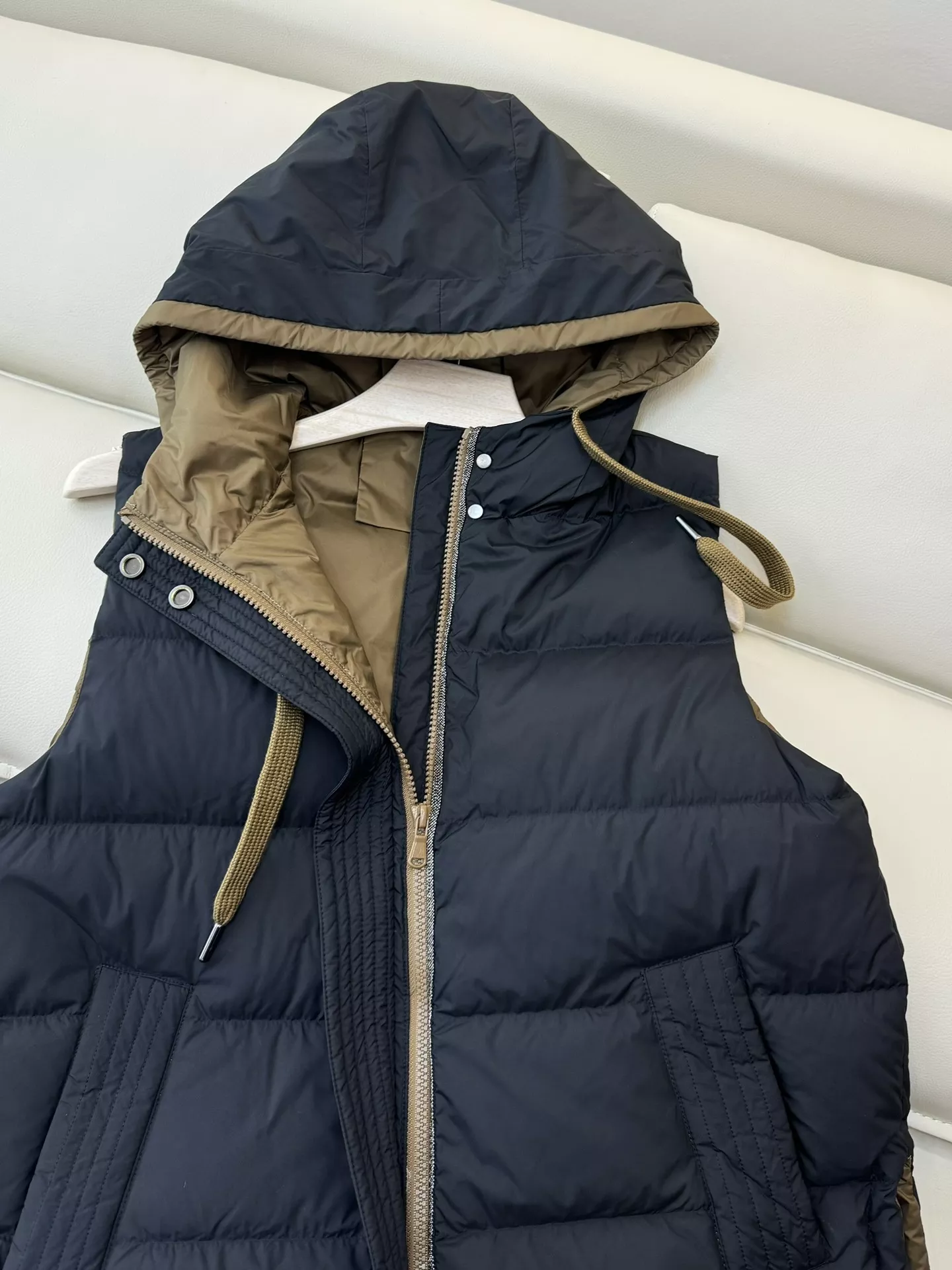 브루넬로쿠치넬리 화이트 구스다운 후드 패딩 조끼 상세 이미지 8