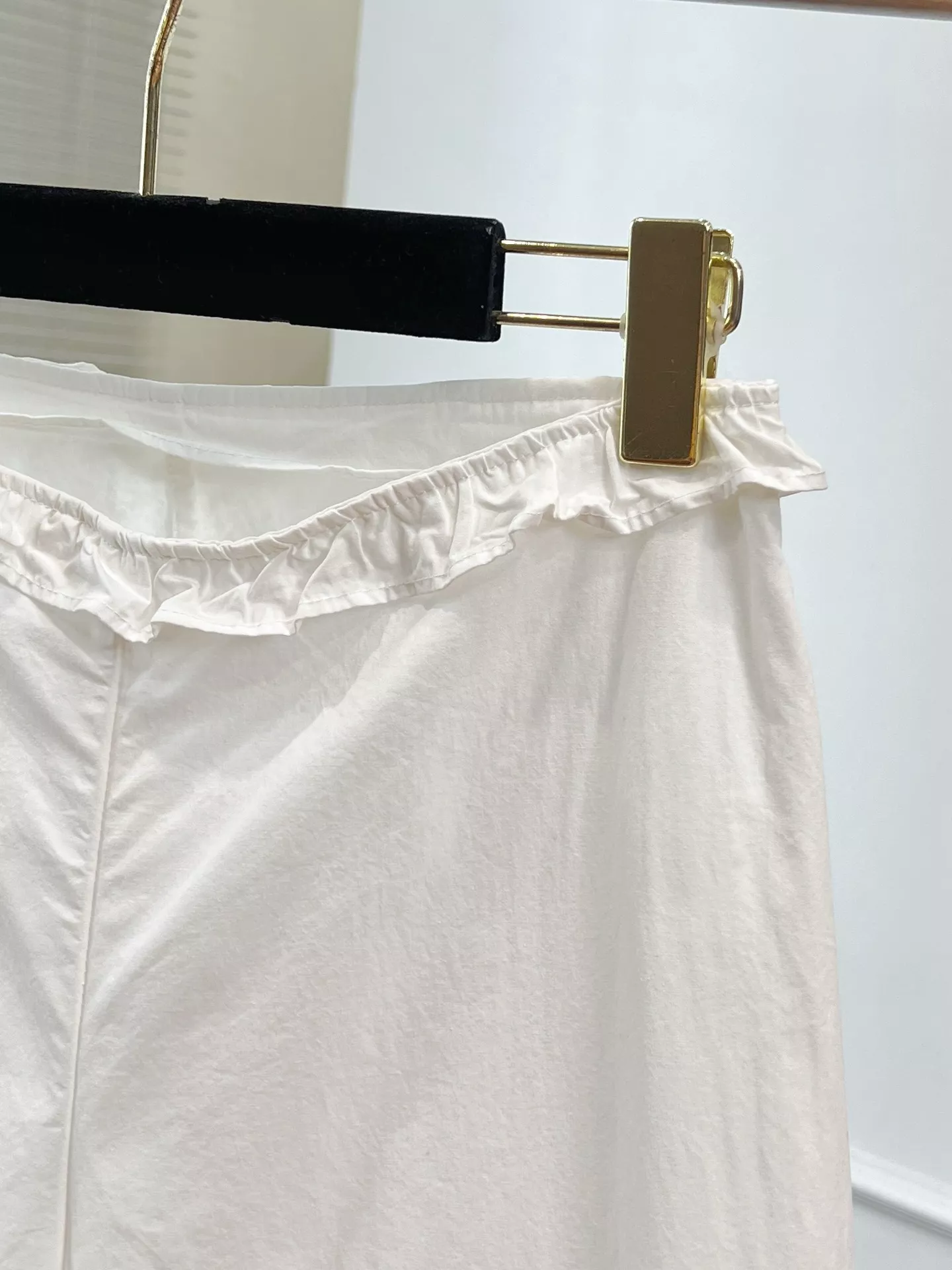 어반소피스티케이션 화이트 자수 프릴 크롭 팬츠 상세 이미지 3