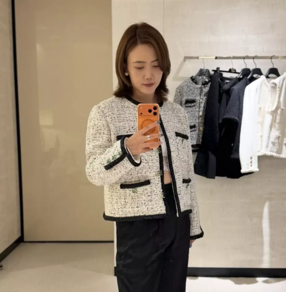 샤넬 플라워 버튼 배색 트위드 재킷 상세 이미지 13