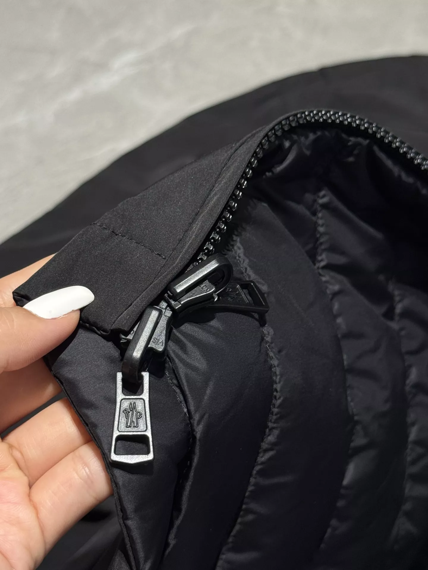 몽클레어 양면 경량 거위털 카라 패딩 재킷 상세 이미지 55