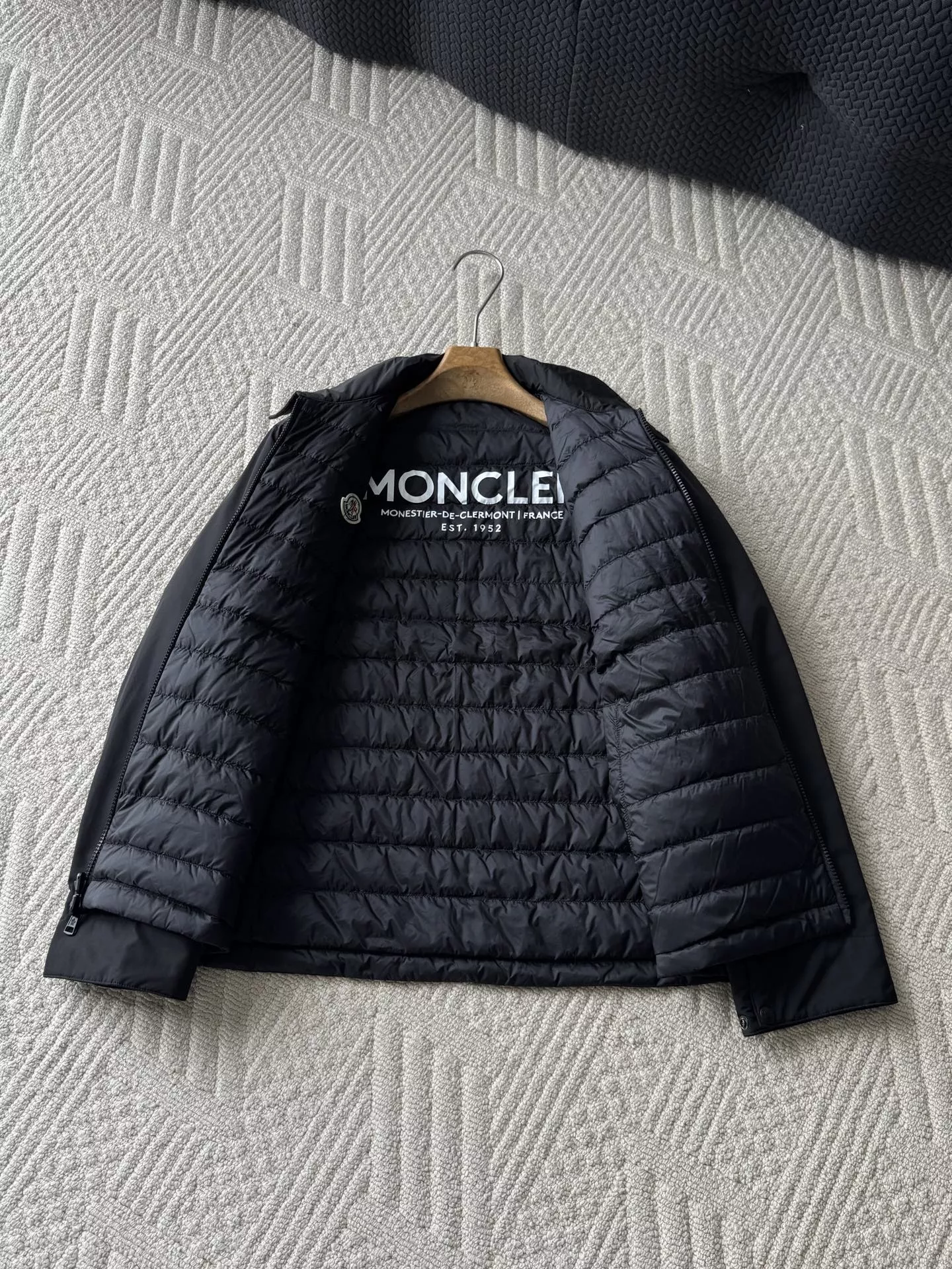몽클레어 양면 경량 거위털 카라 패딩 재킷 상세 이미지 25