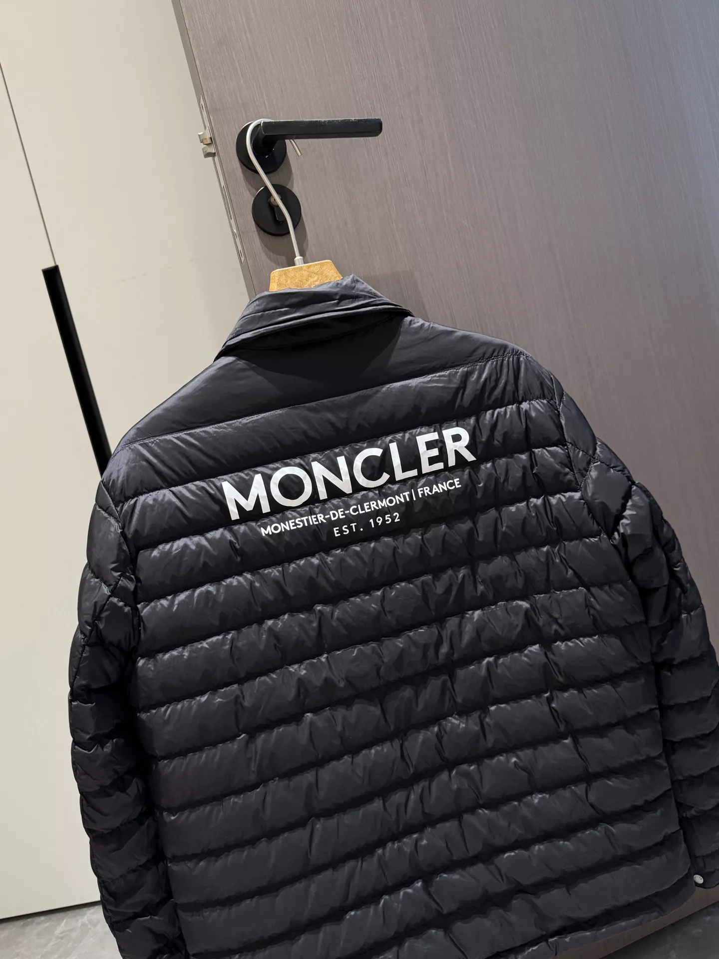 몽클레어 양면 경량 거위털 카라 패딩 재킷 상세 이미지 8