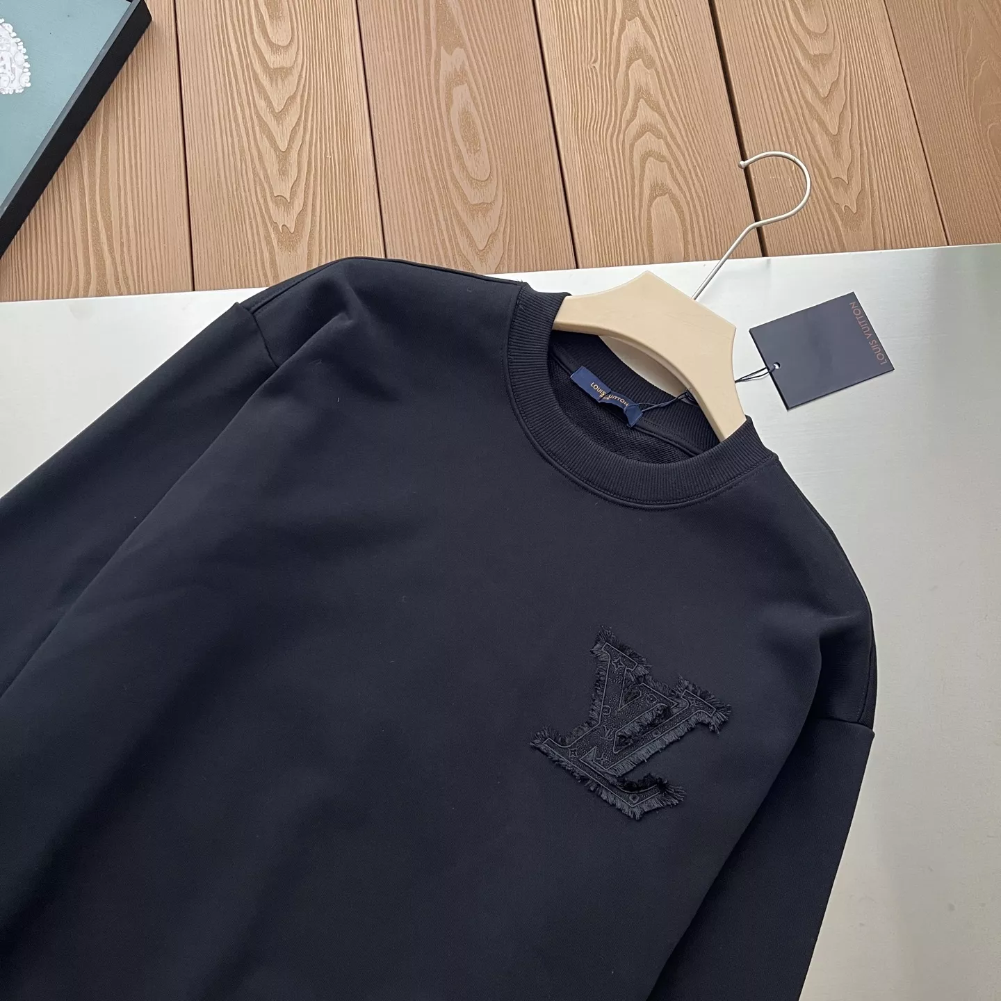 루이비통 동색 자수 로고 루즈핏 맨투맨 상세 이미지 12