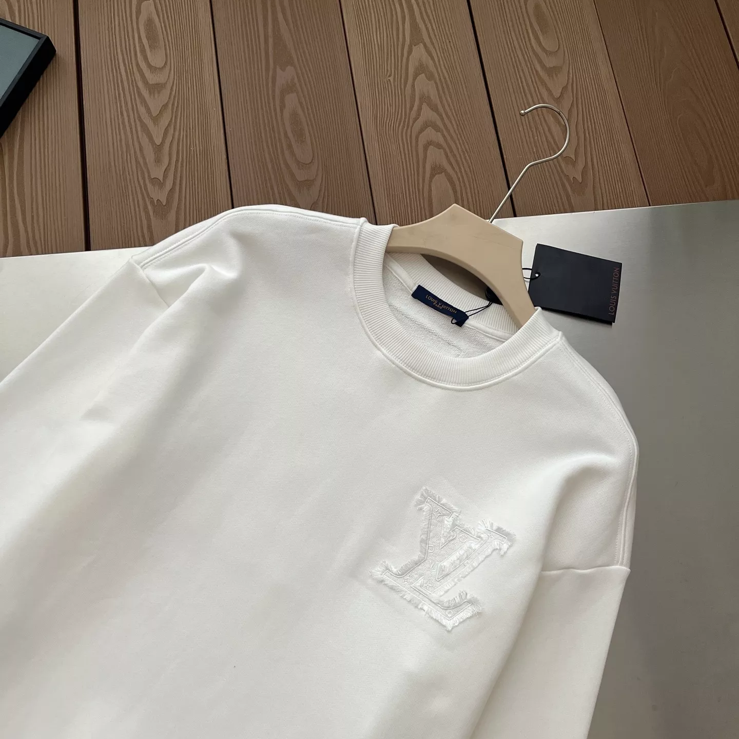 루이비통 동색 자수 로고 루즈핏 맨투맨 상세 이미지 4