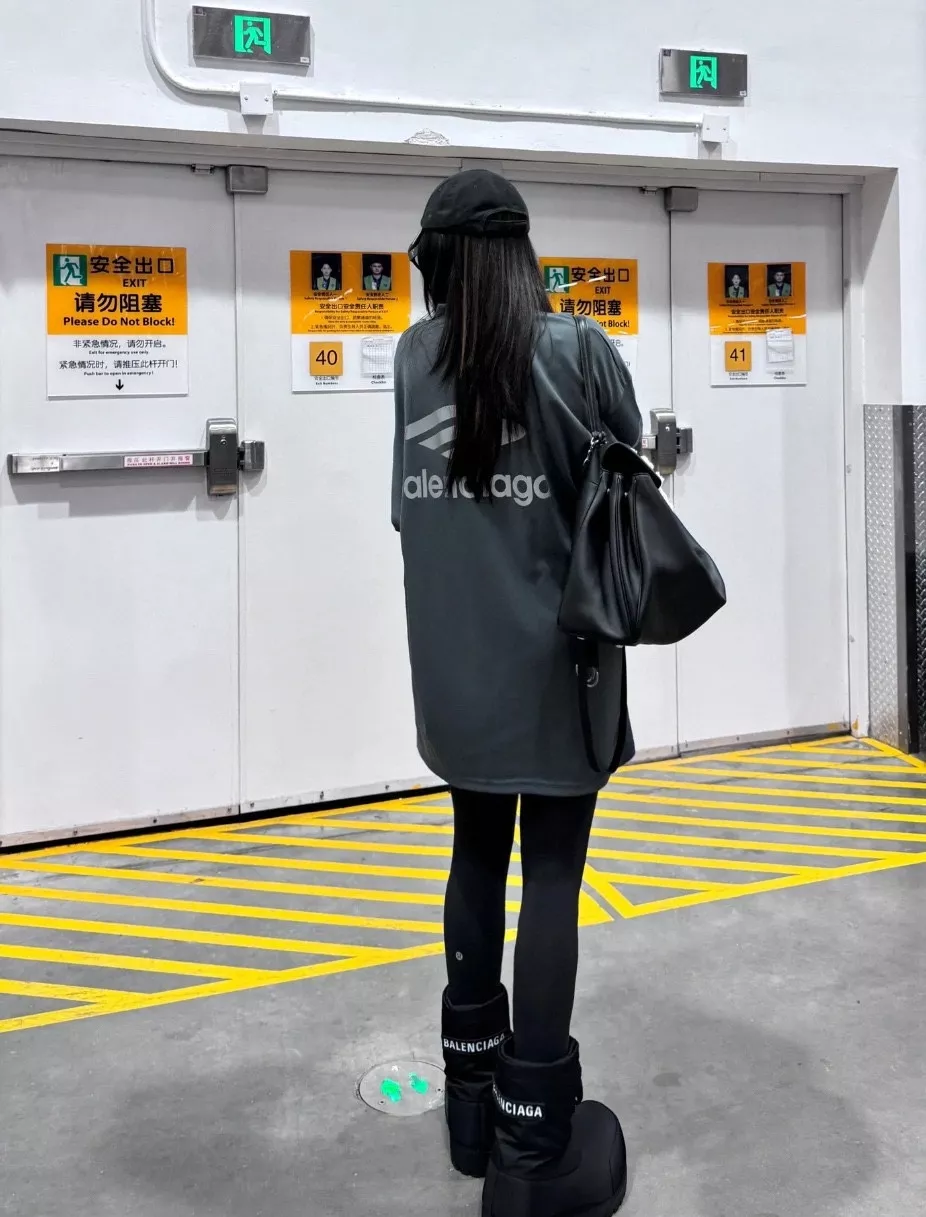 발렌시아가 3B 프린트 브이넥 긴소매 티셔츠 상세 이미지 18