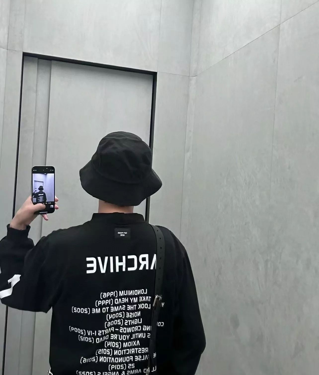 발렌시아가 아카이브 뮤직 워싱 긴소매 티셔츠 상세 이미지 12