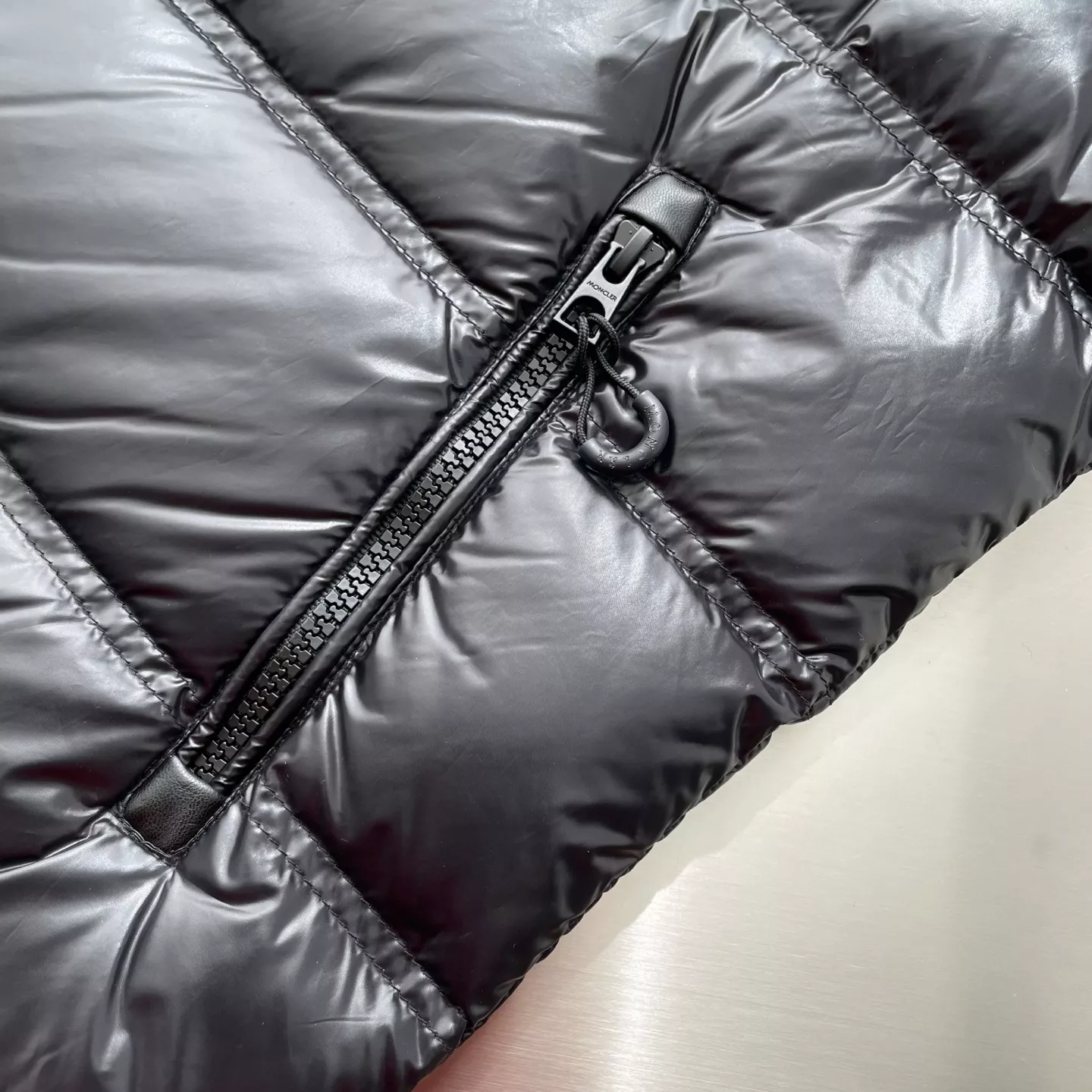 몽클레어 스탠드넥 화이트덕다운 패딩 조끼 상세 이미지 21