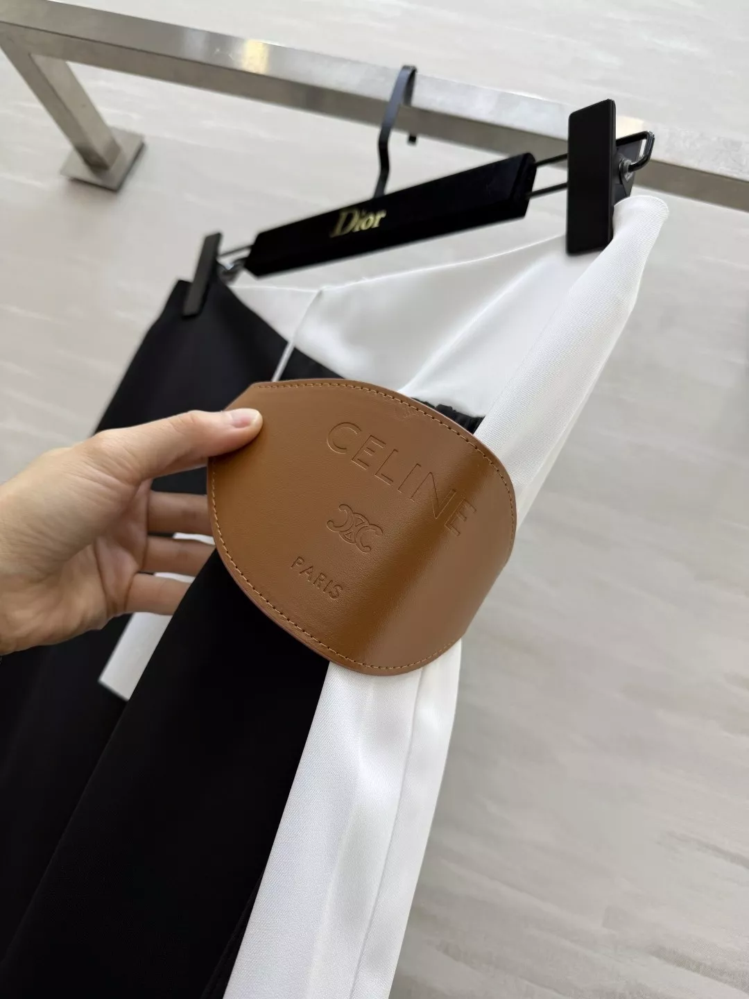셀린느 배색 새틴 비대칭 트위스트 스커트 상세 이미지 7