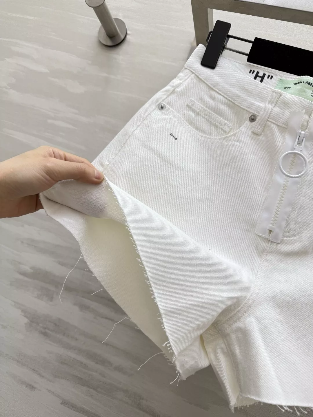 오프화이트 컷오프 데님 로우라이즈 하프 팬츠 상세 이미지 7