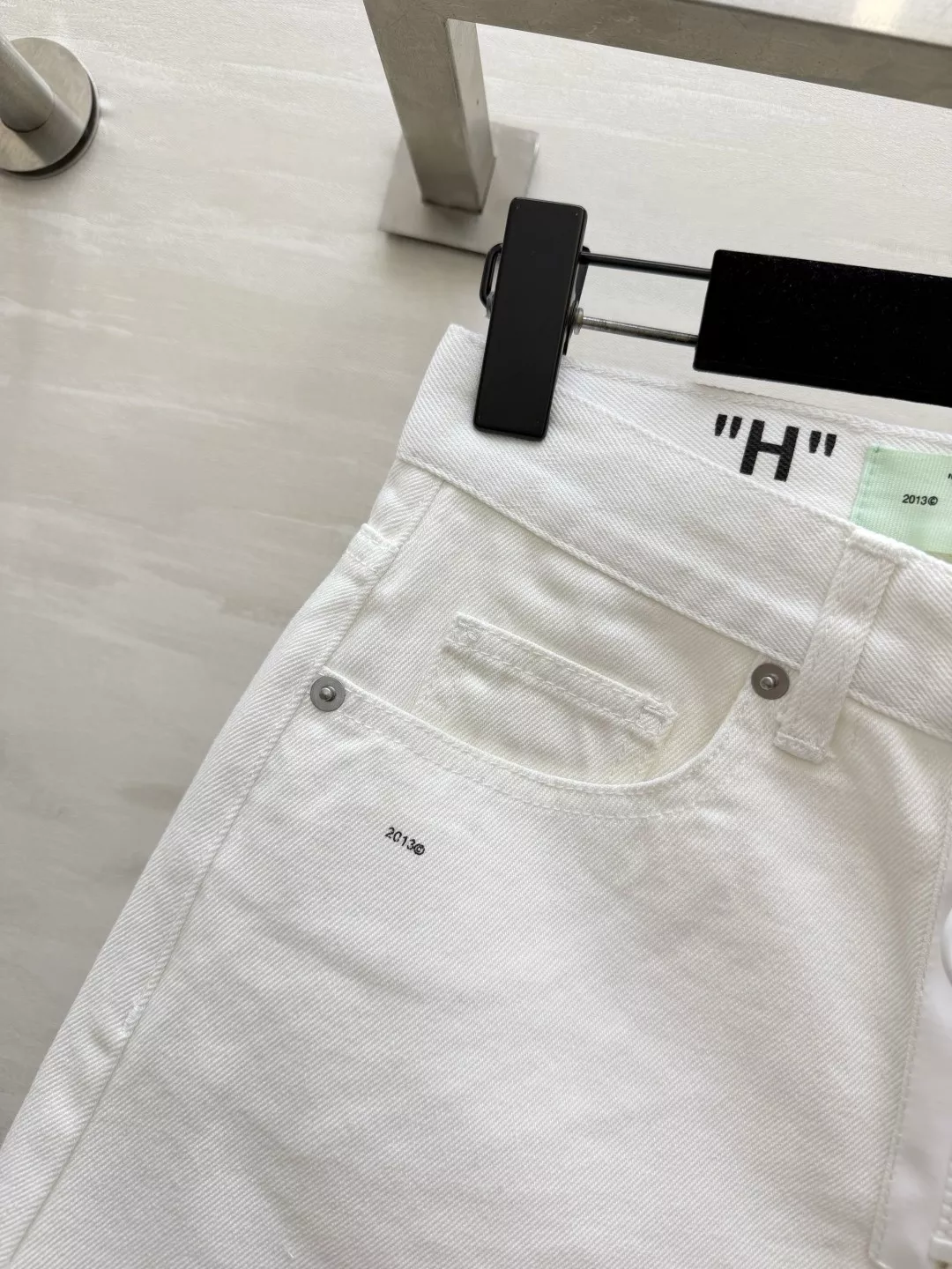 오프화이트 컷오프 데님 로우라이즈 하프 팬츠 상세 이미지 9