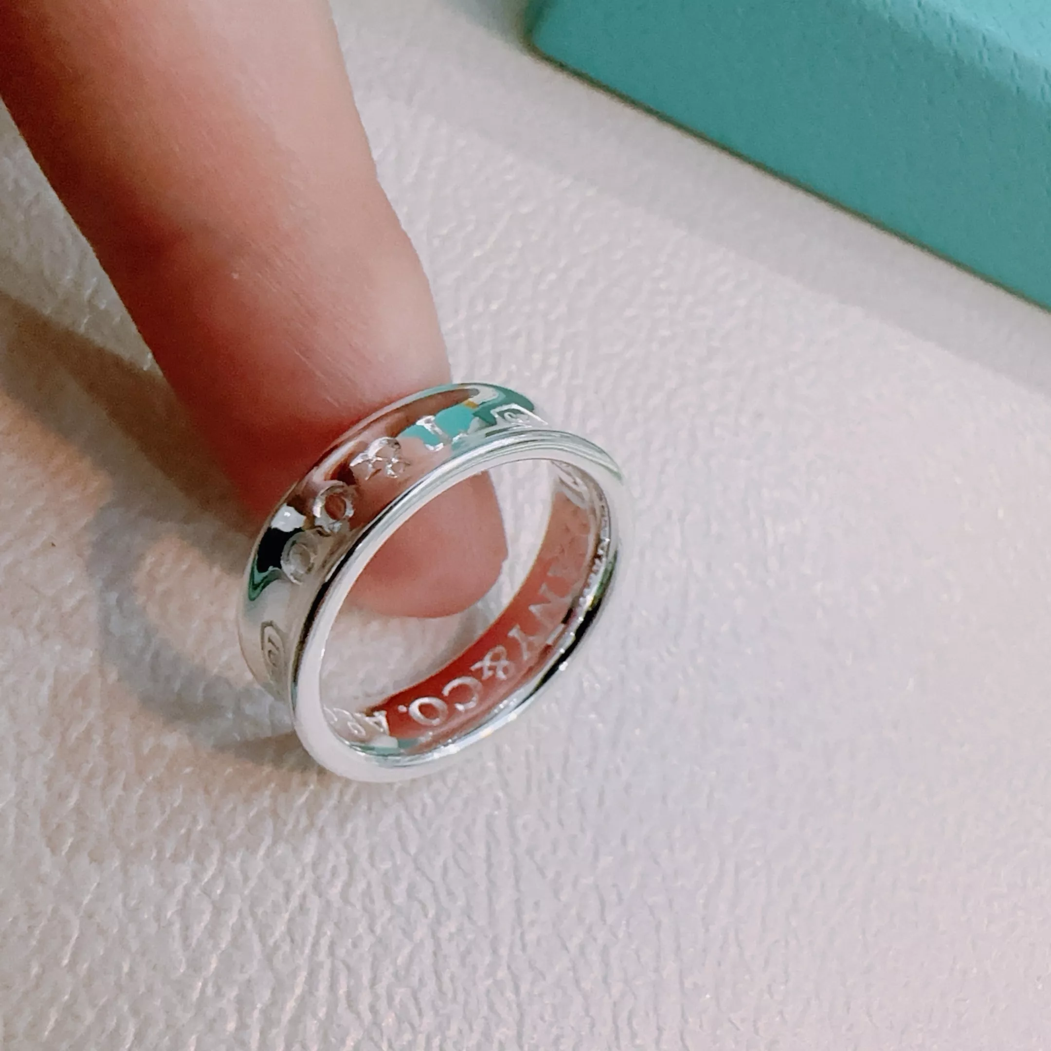 티파니앤코 원형 컷아웃 로고 도금 반지 상세 이미지 4