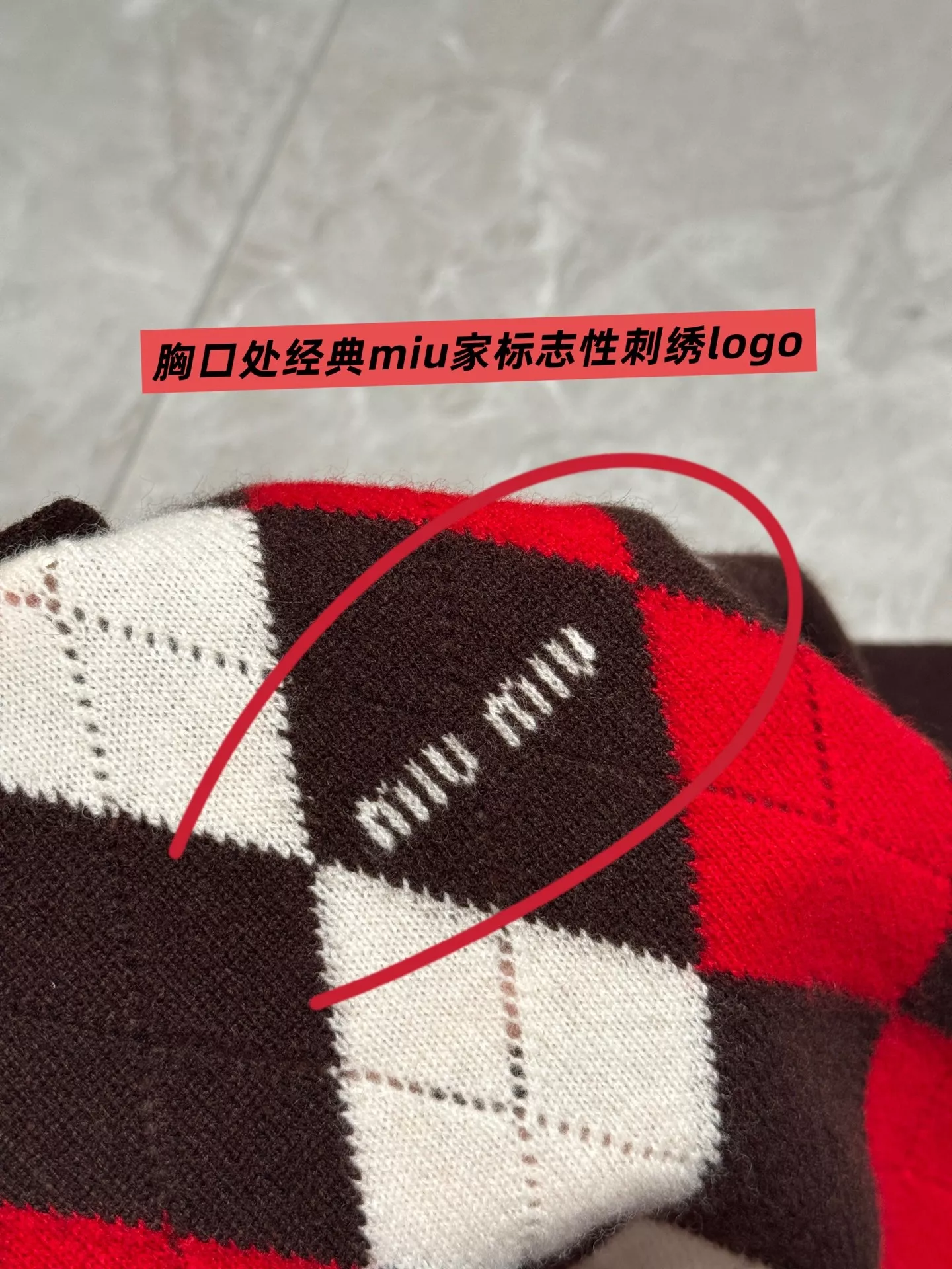 미우미우 다이아 패턴 캐시미어 여성용 니트 재킷 상세 이미지 40
