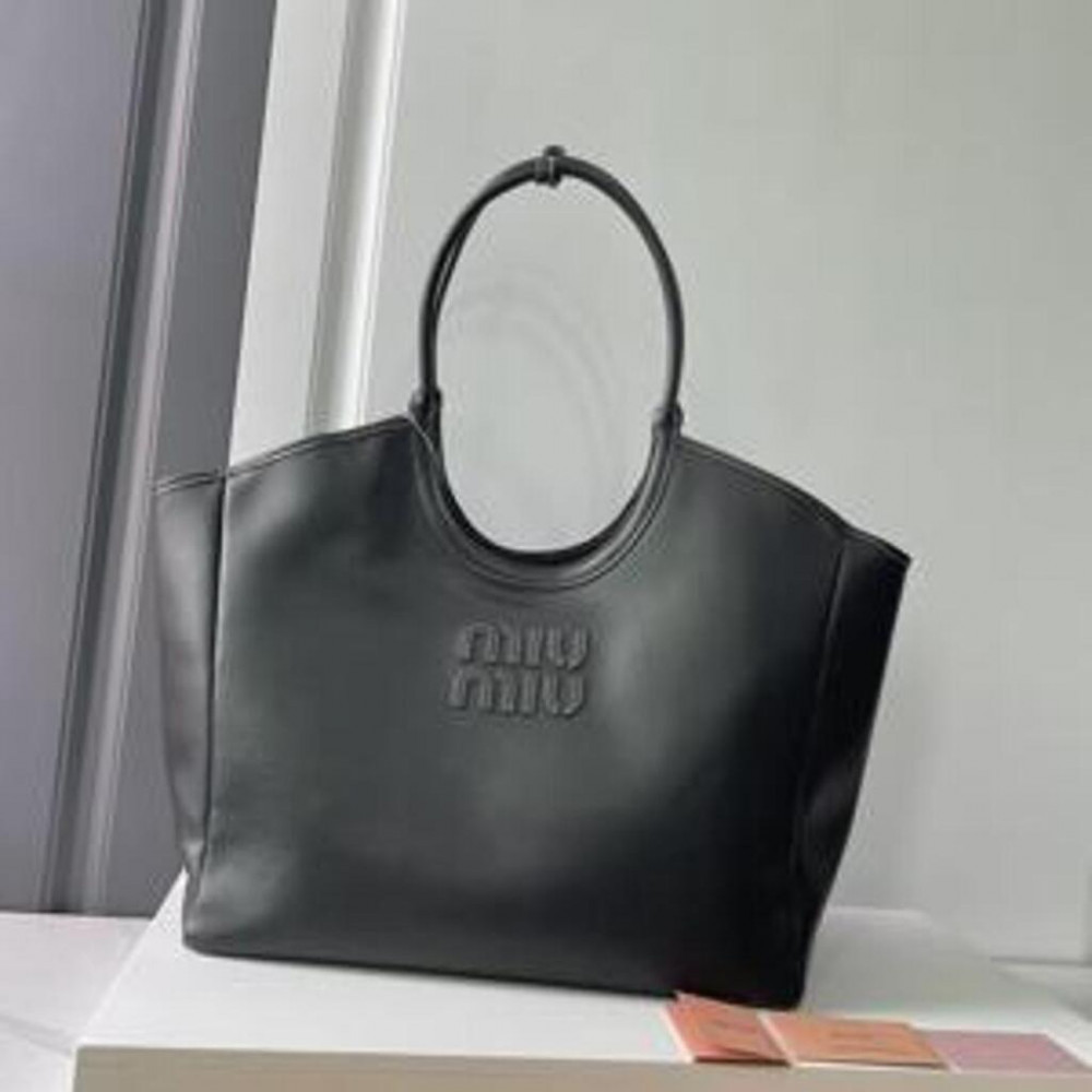 미우미우 이세탄 한정 토트백 (라지)