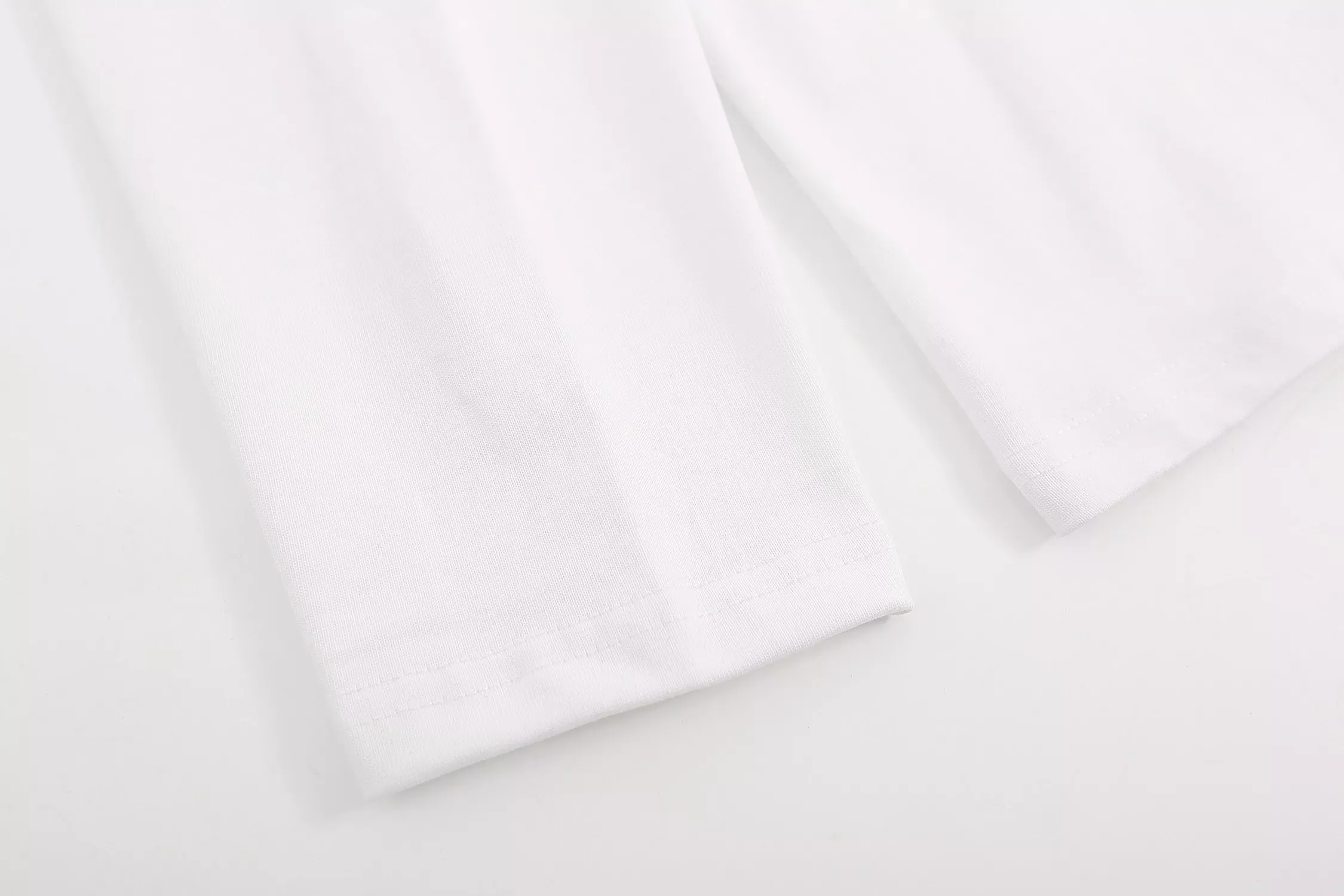 발렌시아가 전후면 자수 로고 남녀공용 긴소매 티셔츠 상세 이미지 15