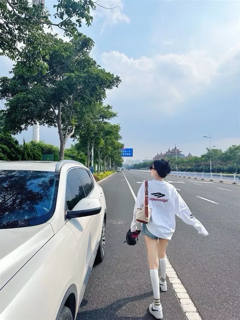 발렌시아가 전후면 자수 로고 남녀공용 긴소매 티셔츠 상세 이미지 22