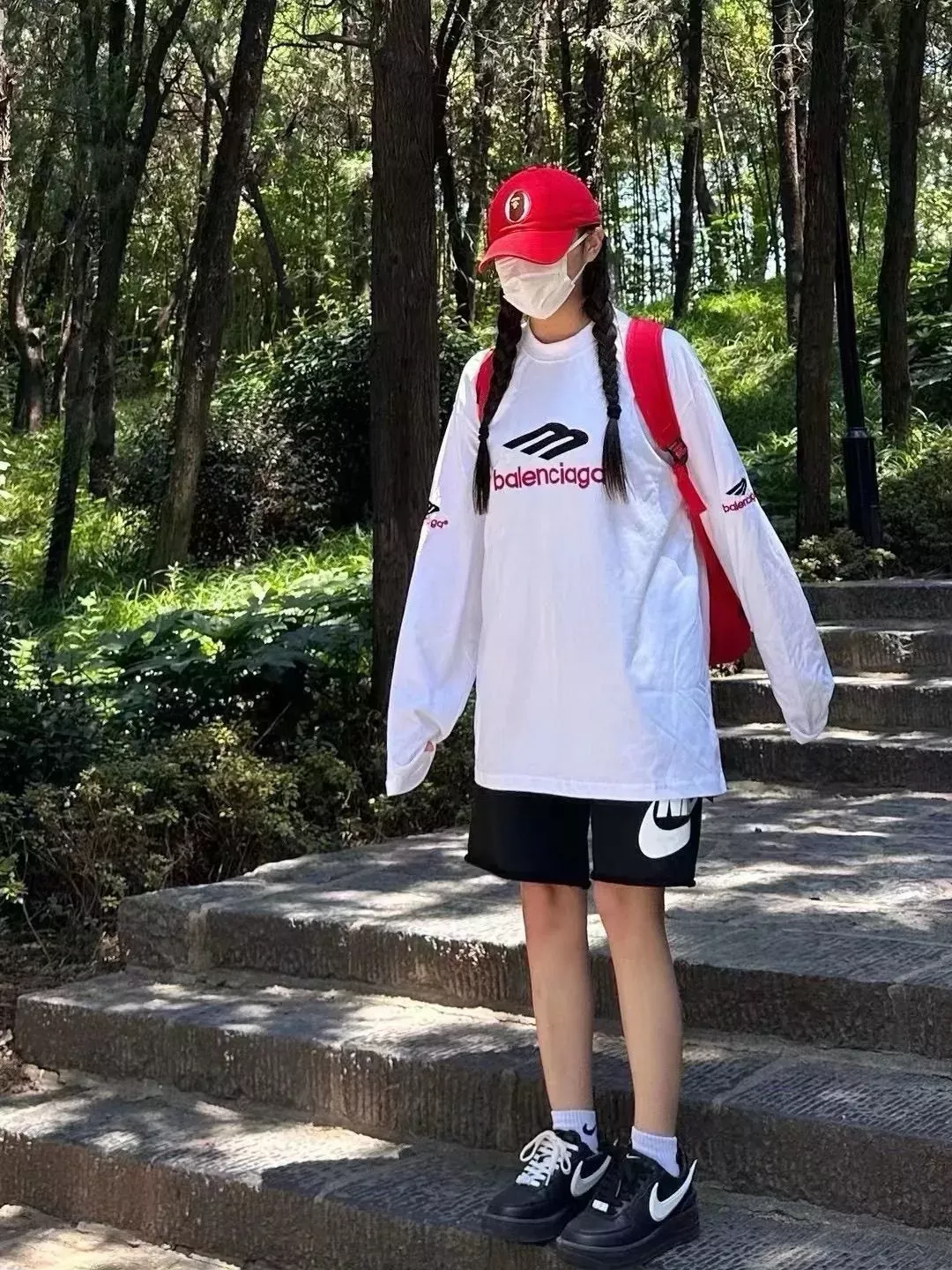 발렌시아가 전후면 자수 로고 남녀공용 긴소매 티셔츠 상세 이미지 24