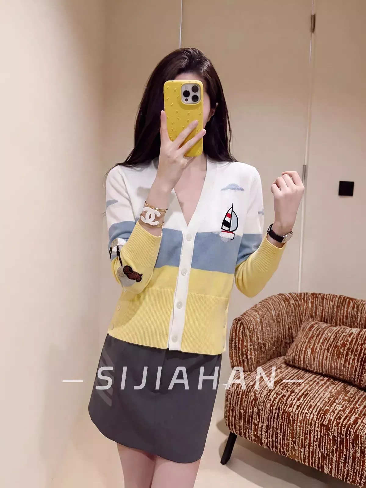 톰브라운 배색 브이넥 자수 여성용 긴소매 가디건 상세 이미지 29