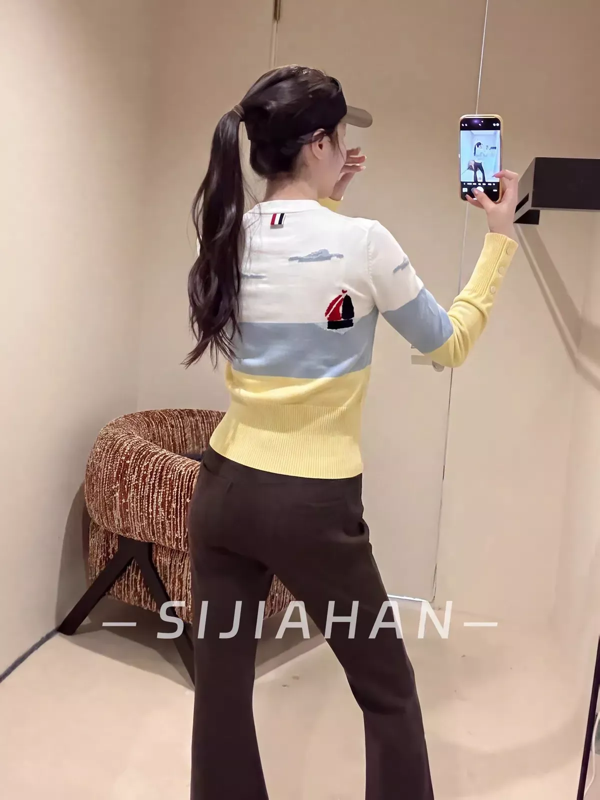 톰브라운 배색 브이넥 자수 여성용 긴소매 가디건 상세 이미지 31