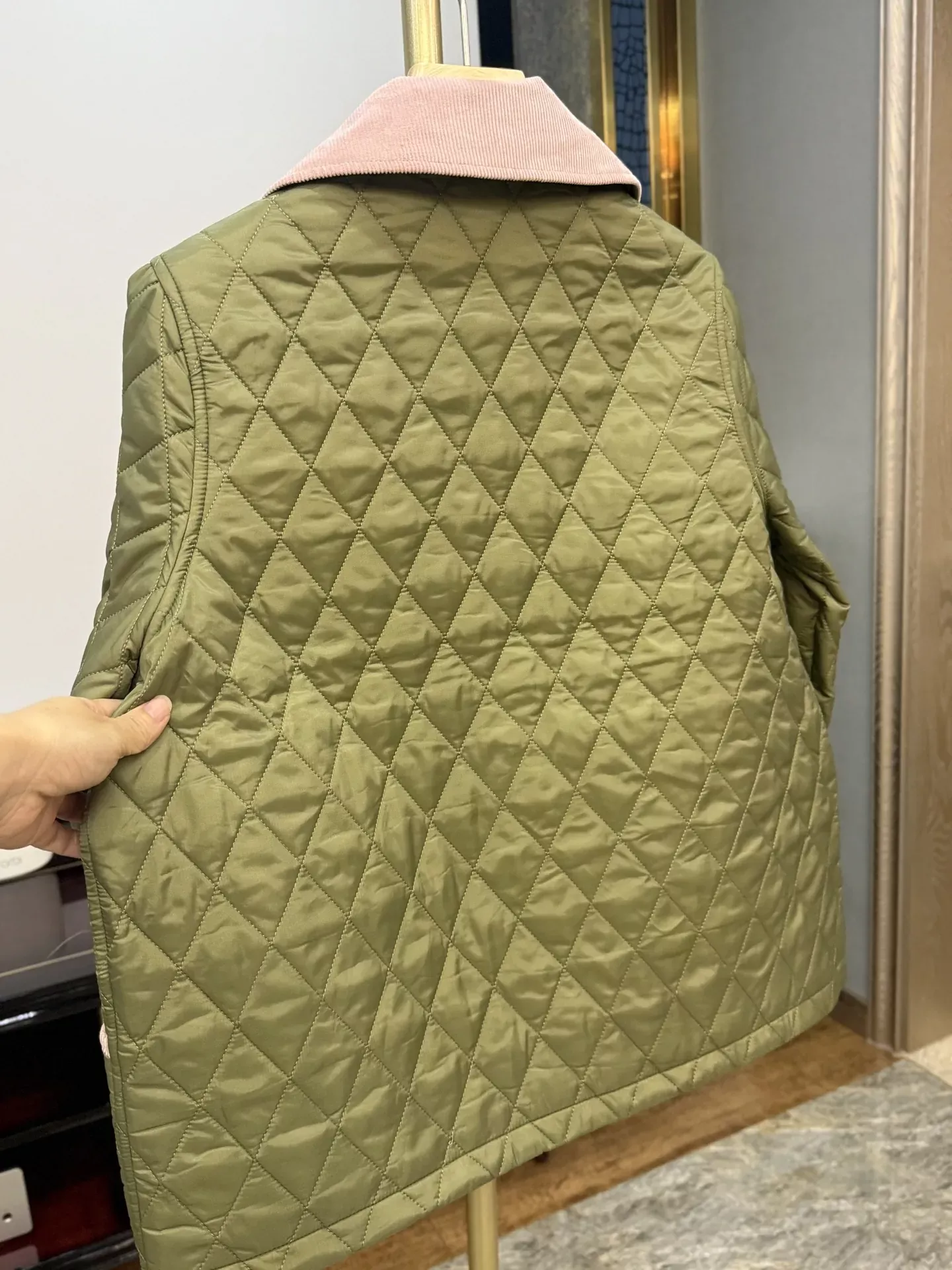 바버 다이아 퀼팅 코듀로이 여성용 쇼트 패딩 상세 이미지 21