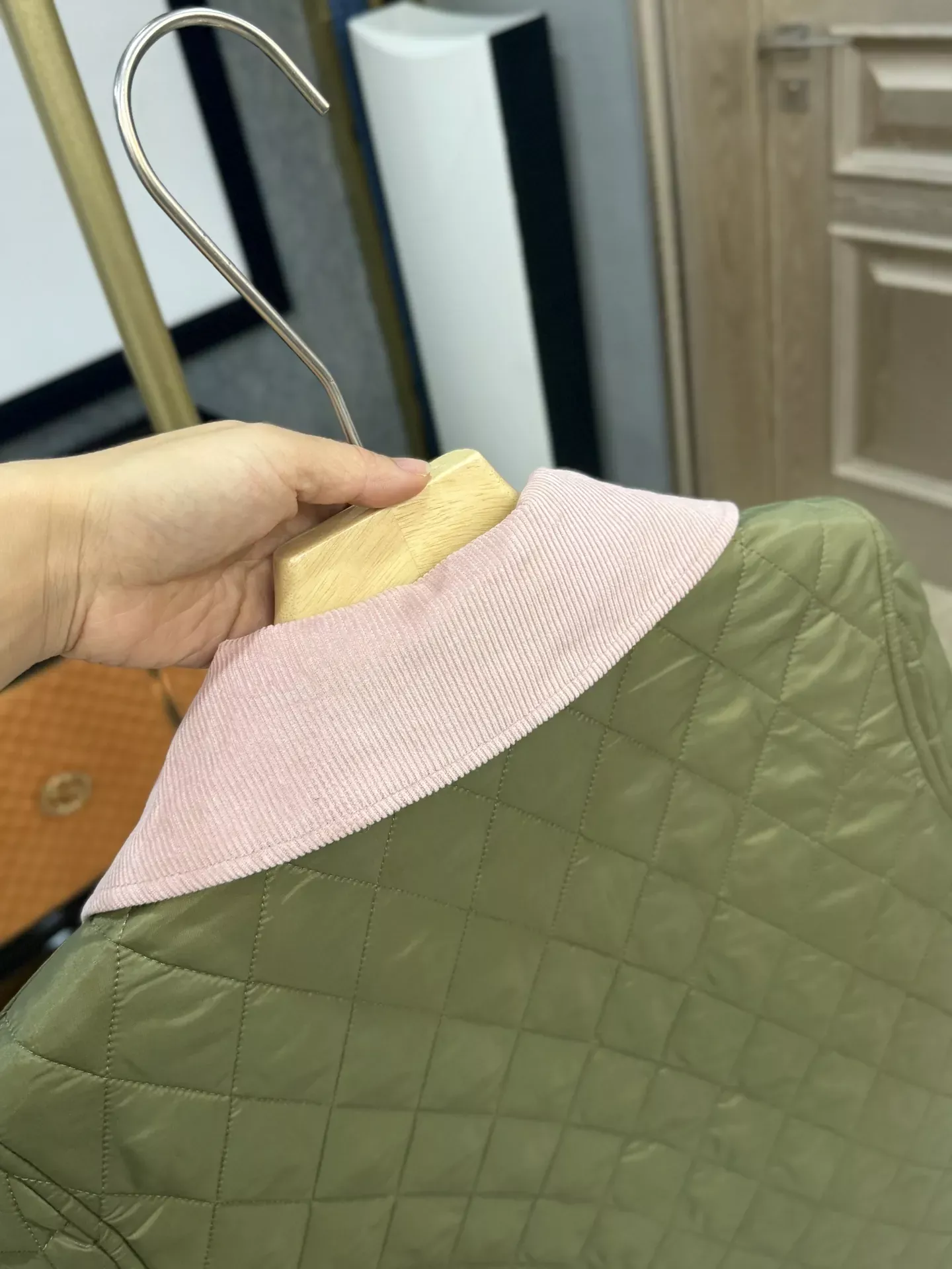 바버 다이아 퀼팅 코듀로이 여성용 쇼트 패딩 상세 이미지 23