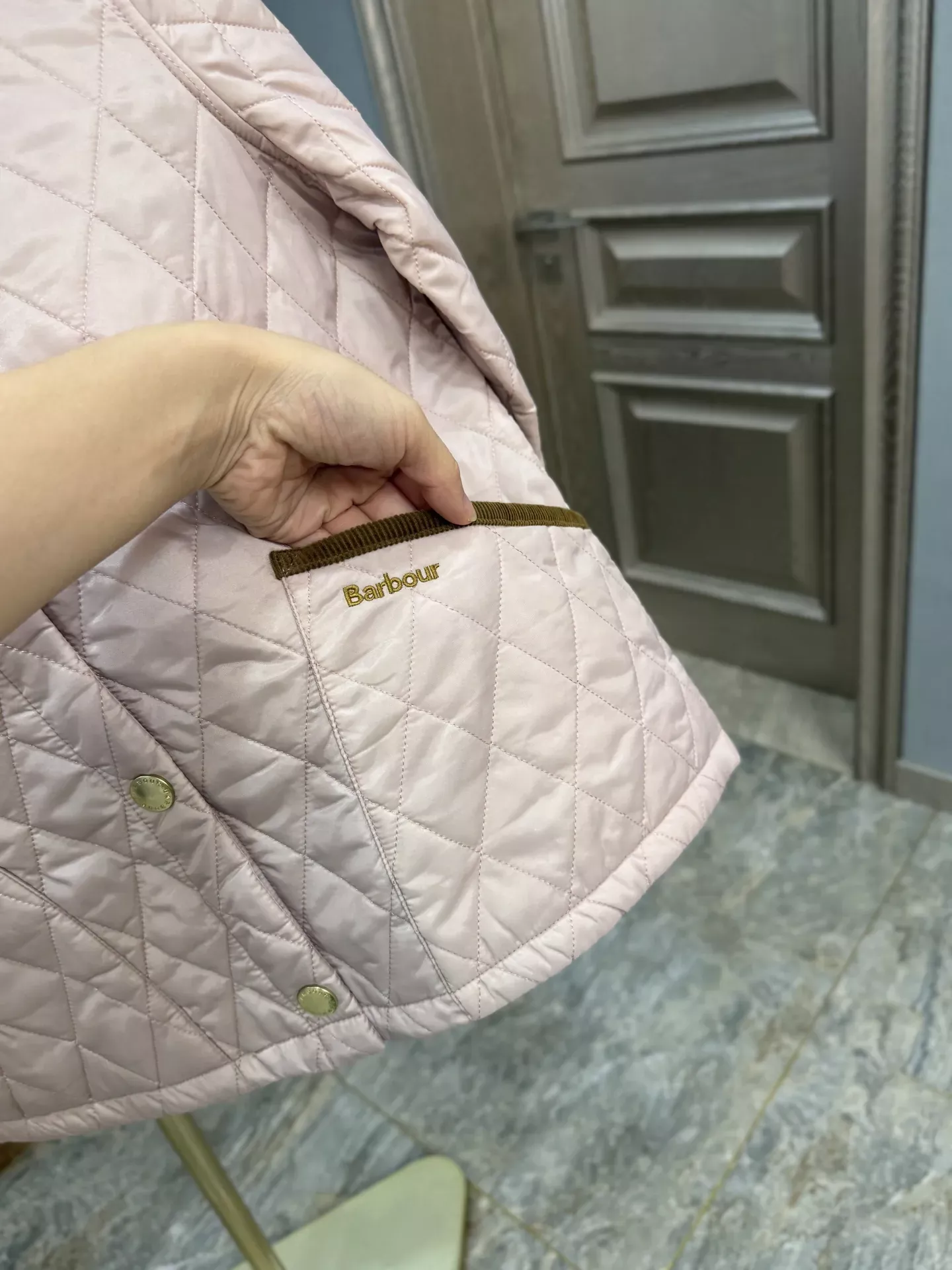 바버 다이아 퀼팅 코듀로이 여성용 쇼트 패딩 상세 이미지 7