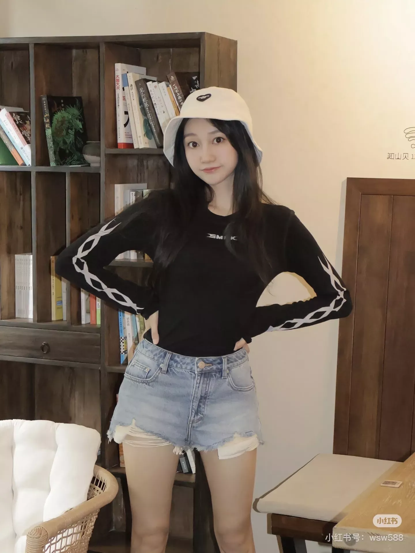 에스엠에프케이 십자가 프린트 슬림핏 여성용 긴소매 티셔츠 상세 이미지 12