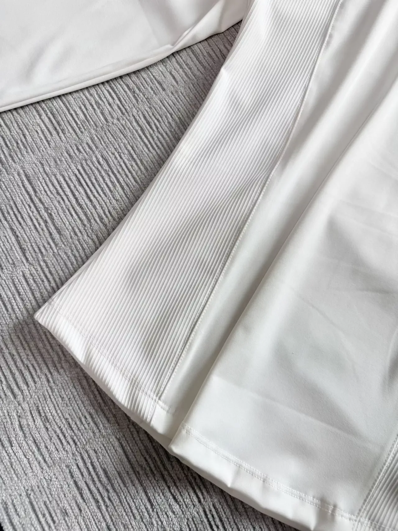 데상트 배색 절개 흡습속건 여성용 긴소매 티셔츠 상세 이미지 20