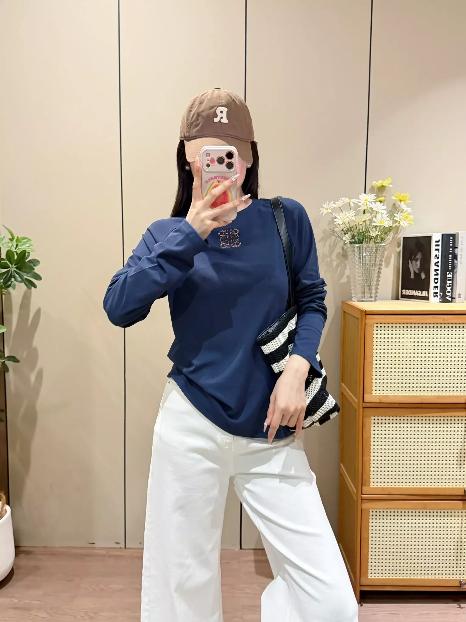 로에베 자수 로고 라운드 여성용 긴소매 티셔츠 상세 이미지 26