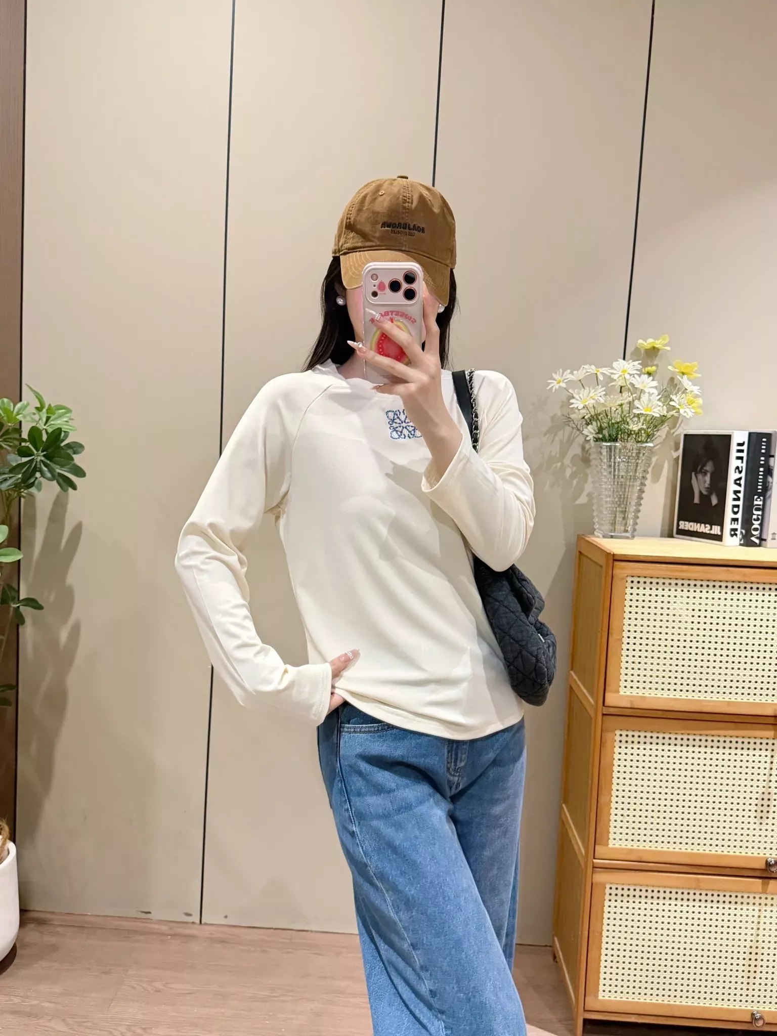 로에베 자수 로고 라운드 여성용 긴소매 티셔츠 상세 이미지 32