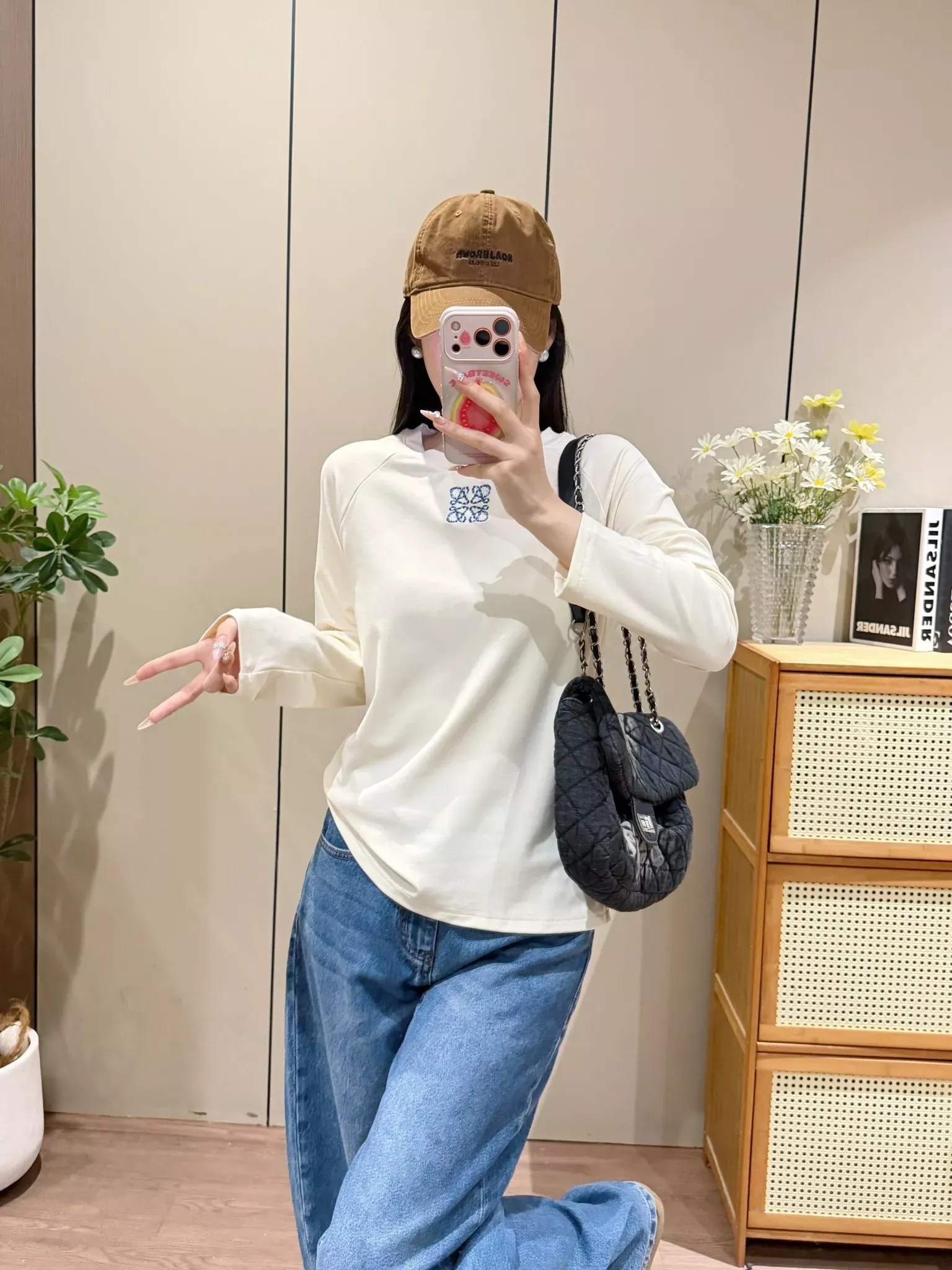로에베 자수 로고 라운드 여성용 긴소매 티셔츠 상세 이미지 33