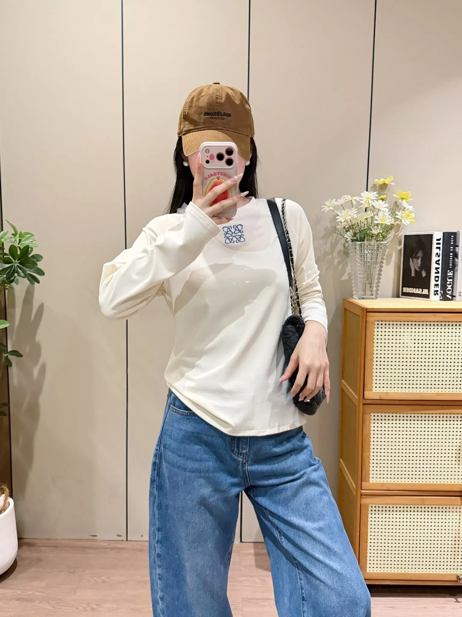 로에베 자수 로고 라운드 여성용 긴소매 티셔츠 상세 이미지 35
