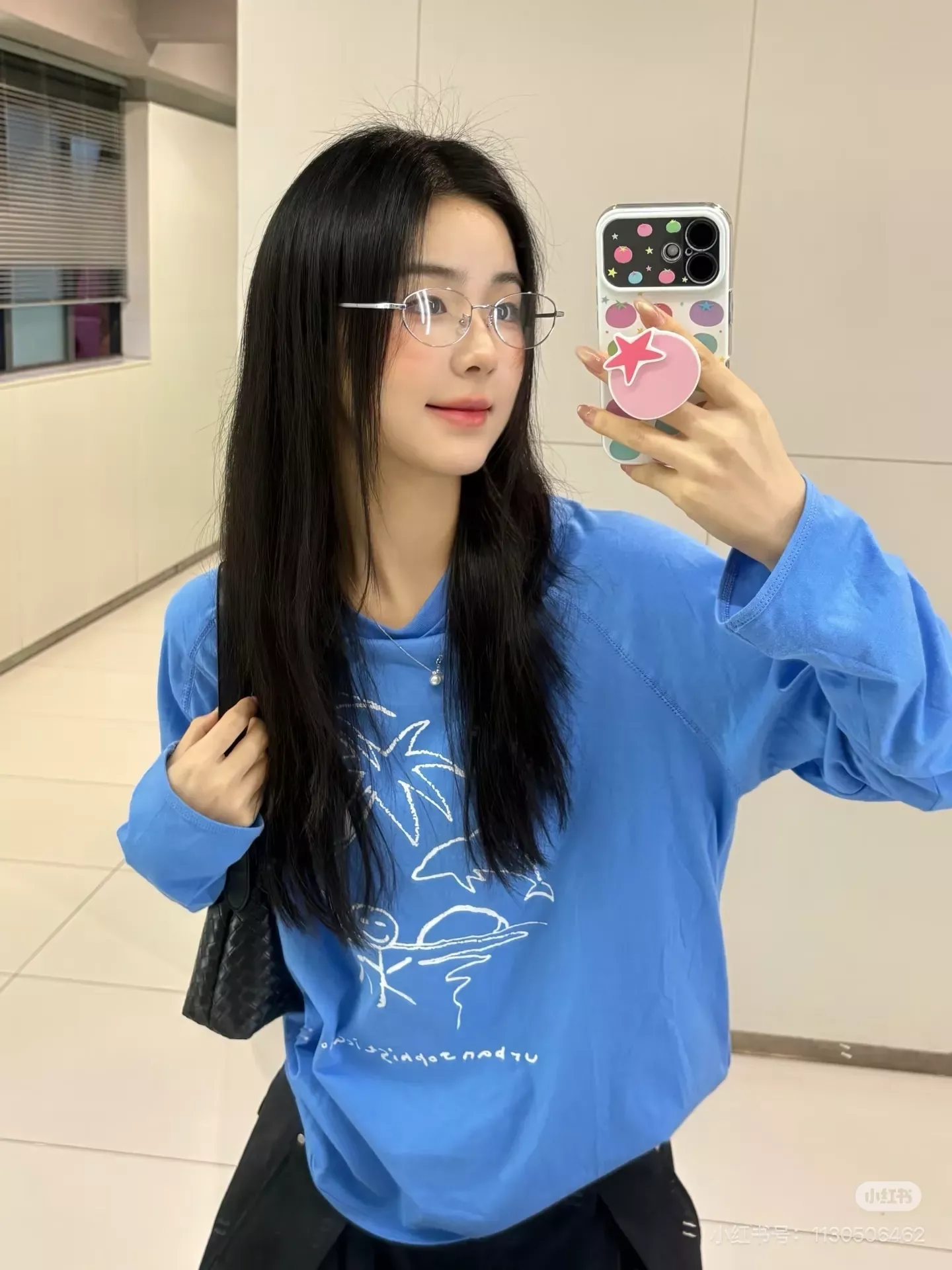 어반소피스티케이션 블루 그래픽 라글란 여성용 긴소매 티셔츠 상세 이미지 7