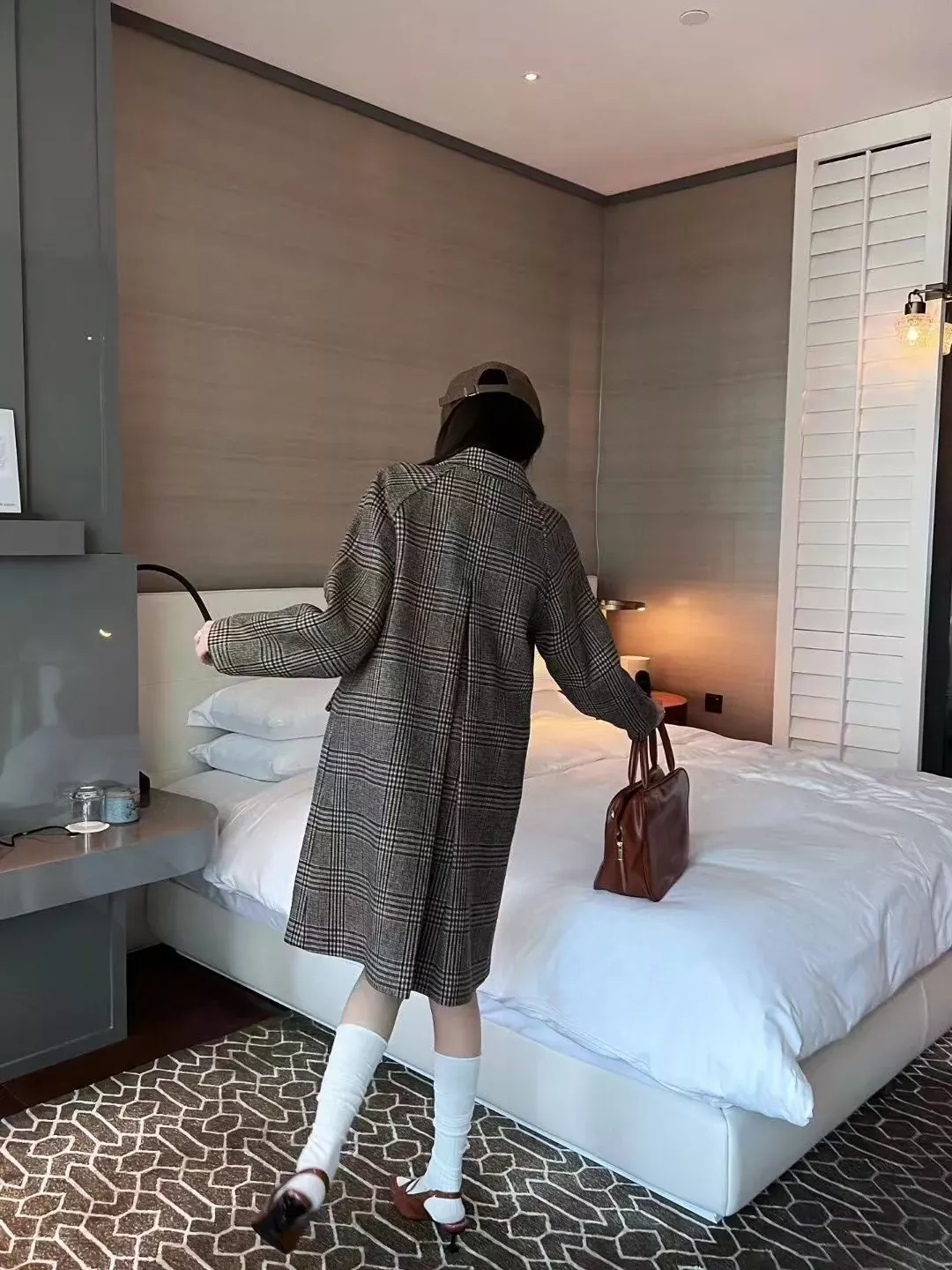 미우미우 복고 체크 카라 여성용 롱 코트 상세 이미지 14